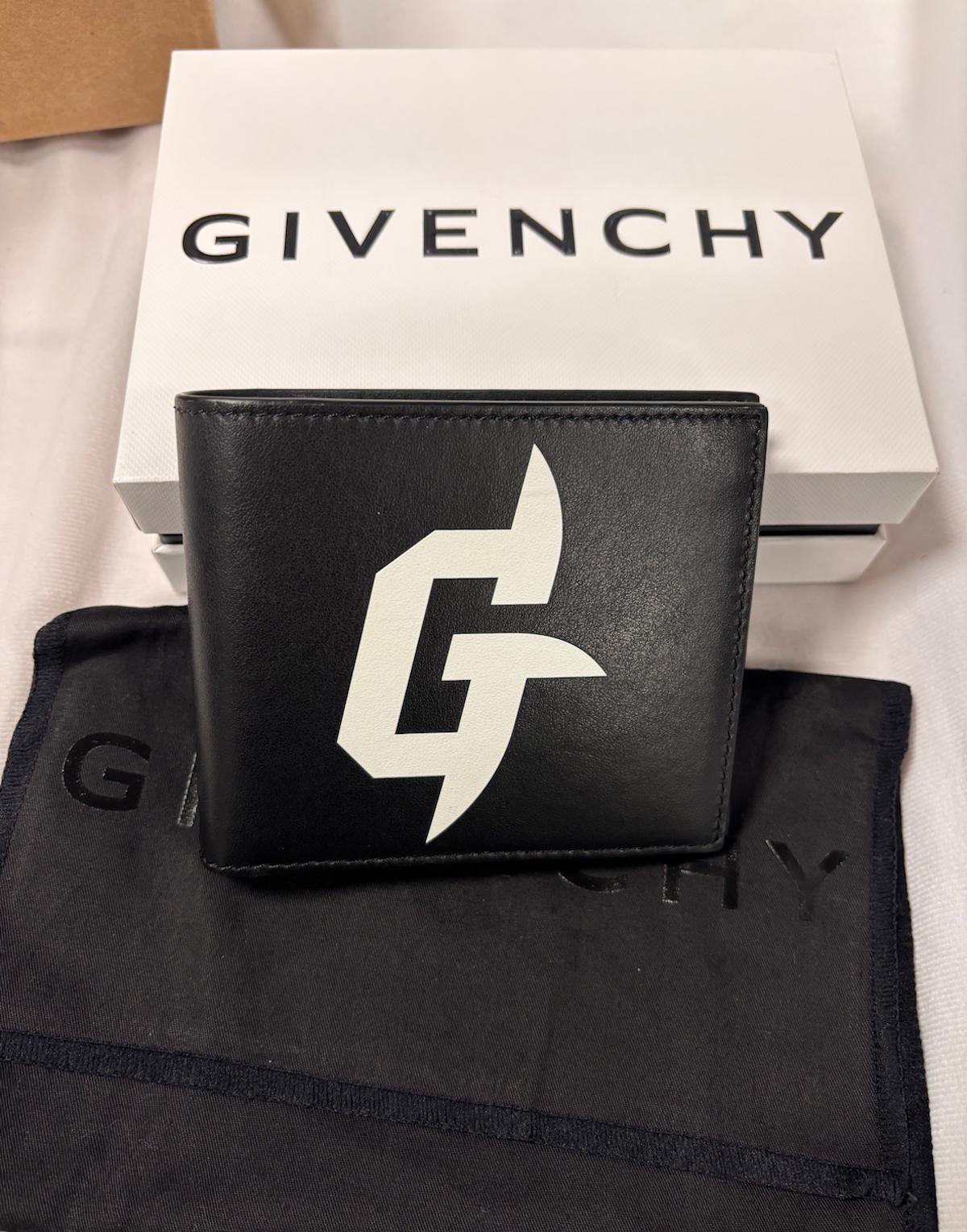 GIVENCHY G RIDER DESIGN BLACK BIFOLD WALLET

This sleek and compact Givenchy G Rider Design bifold wallet is crafted from premium Italian calfskin leather. It features 8 card slots, 2 bill compartments, and Givenchy's signature 