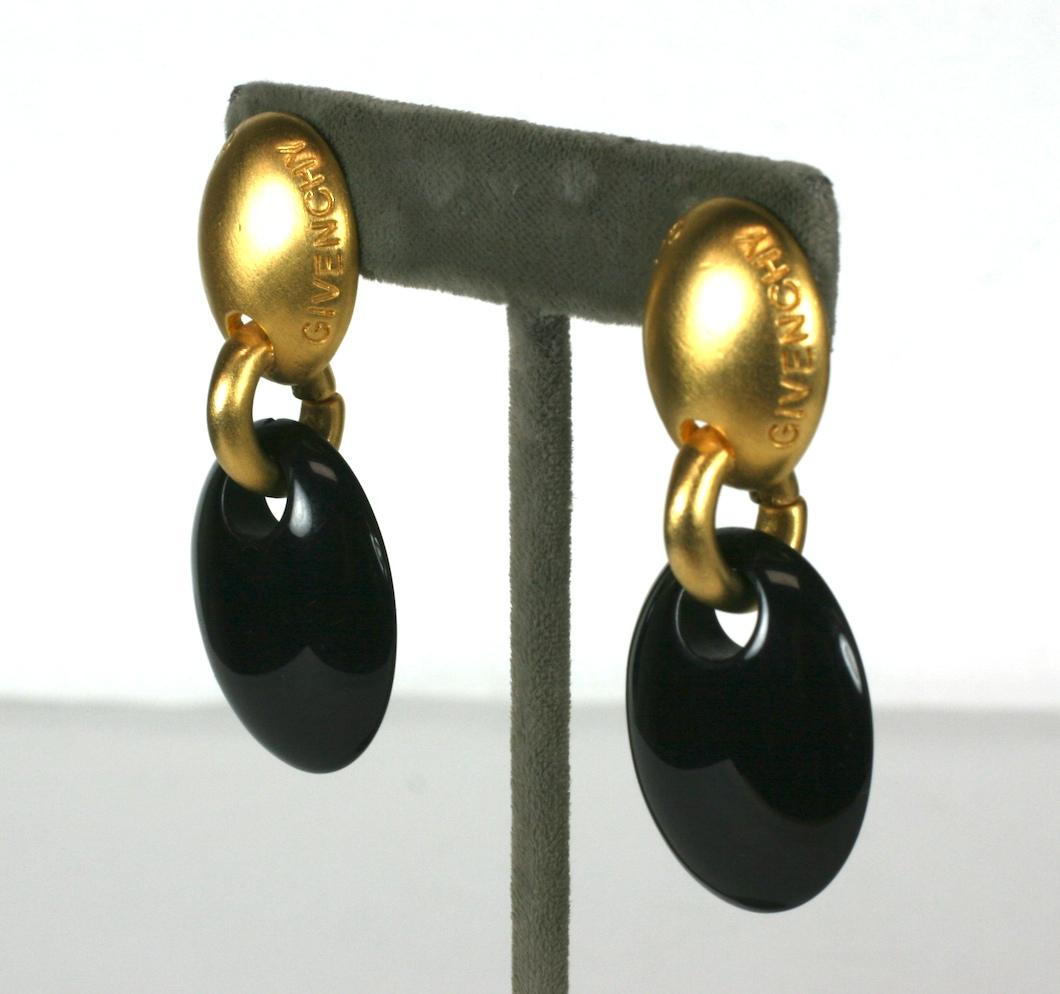 Clips d'oreilles pendants logo style moderniste Givenchy en résine ovale noire et finition or mat.
Raccords à clip. france des années 1980.
Excellent état
Longueur : 2 1/16