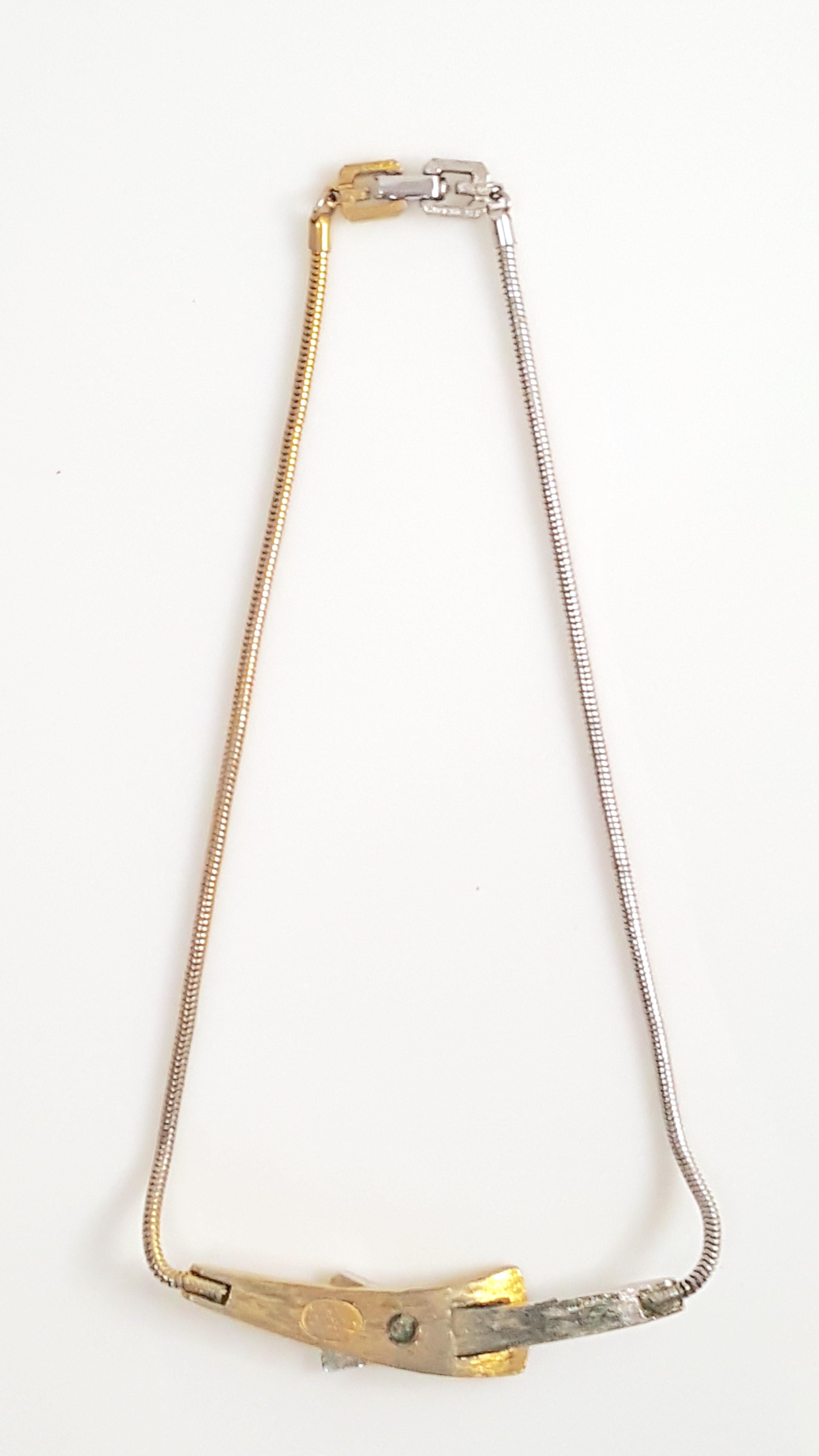 Givenchy, collier ras du cou bicolore avec pendentif en chaîne et logo doré à barre avec logo GG, 1976 Bon état - En vente à Chicago, IL