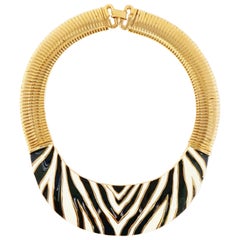 Collier Givenchy à imprimé zébré doré et émaillé, signé, années 1980