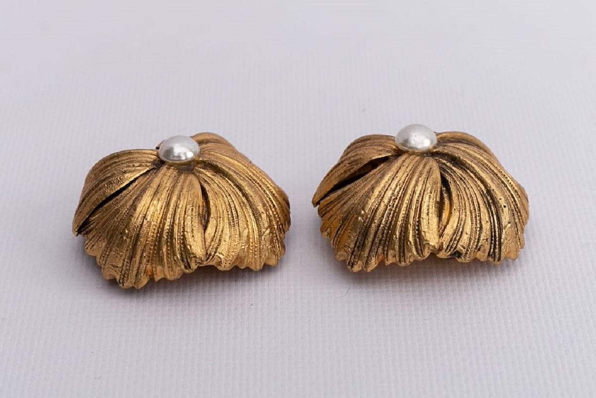Boucles d'oreilles à clip en métal doré Givenchy centrées sur une fausse perle en vente 2