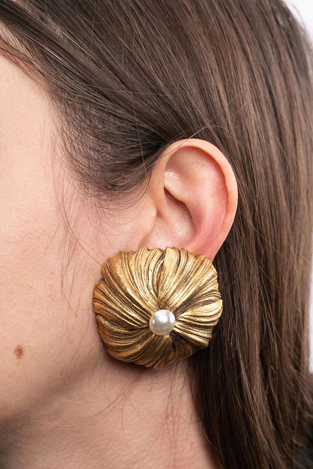 Boucles d'oreilles à clip en métal doré Givenchy centrées sur une fausse perle en vente 4