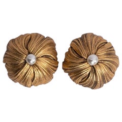Pendientes de clip de metal dorado Givenchy centrados con una perla de imitación