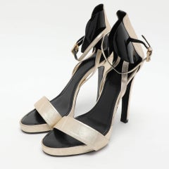 Givenchy Gold/Schwarze Ledersandalen mit Knöchelriemen Größe 40