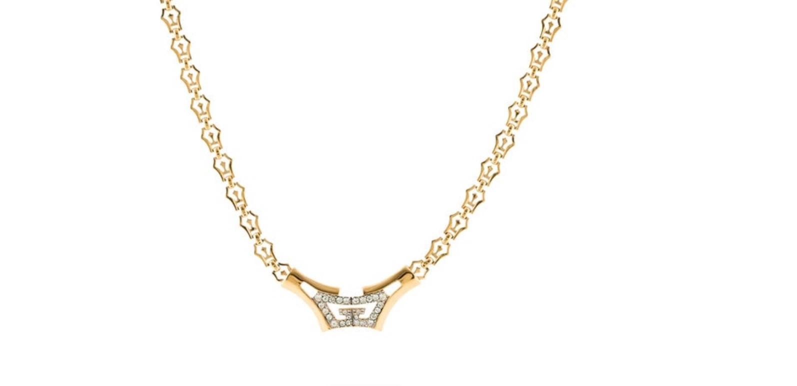 Givenchy, collier de soirée avec pendentif breloque GG en cristal et chaîne en or Bon état - En vente à Chicago, IL