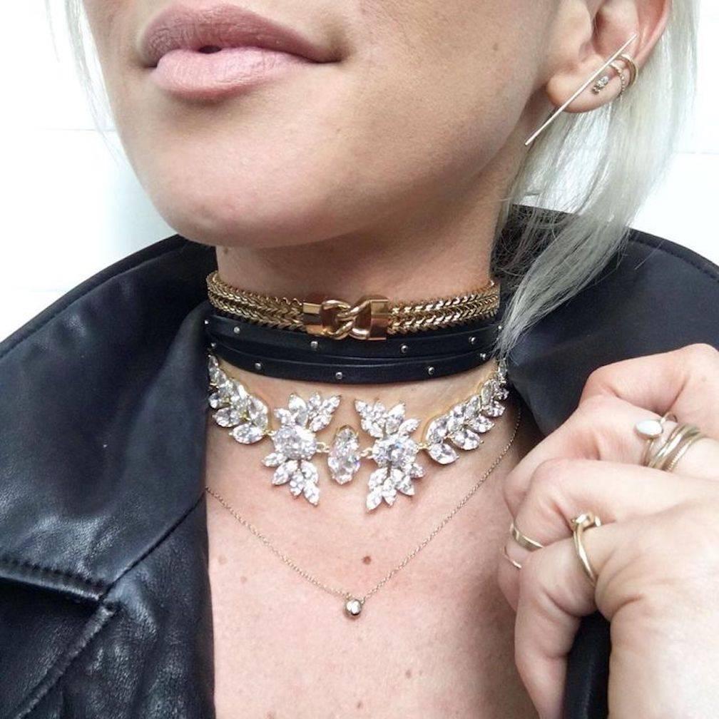 Givenchy, collier de soirée avec pendentif breloque GG en cristal et chaîne en or Pour femmes en vente