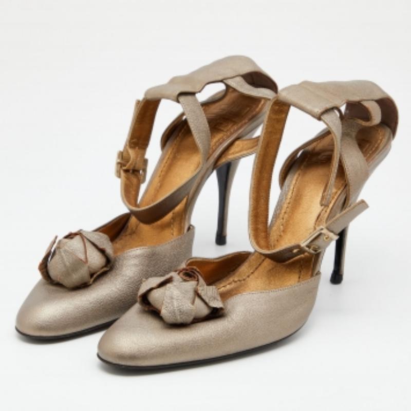 These pumps are a great choice if you’re looking to add a pair that's both classy and versatile. The pair has been made using only the best kind of materials to ensure lasting wear.