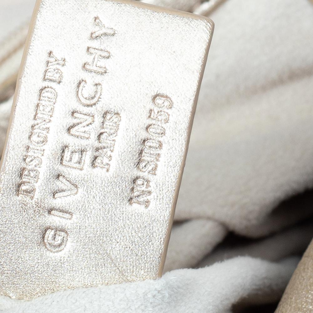 Givenchy - Sac hobo en cuir verni avec monogramme doré Pour femmes en vente