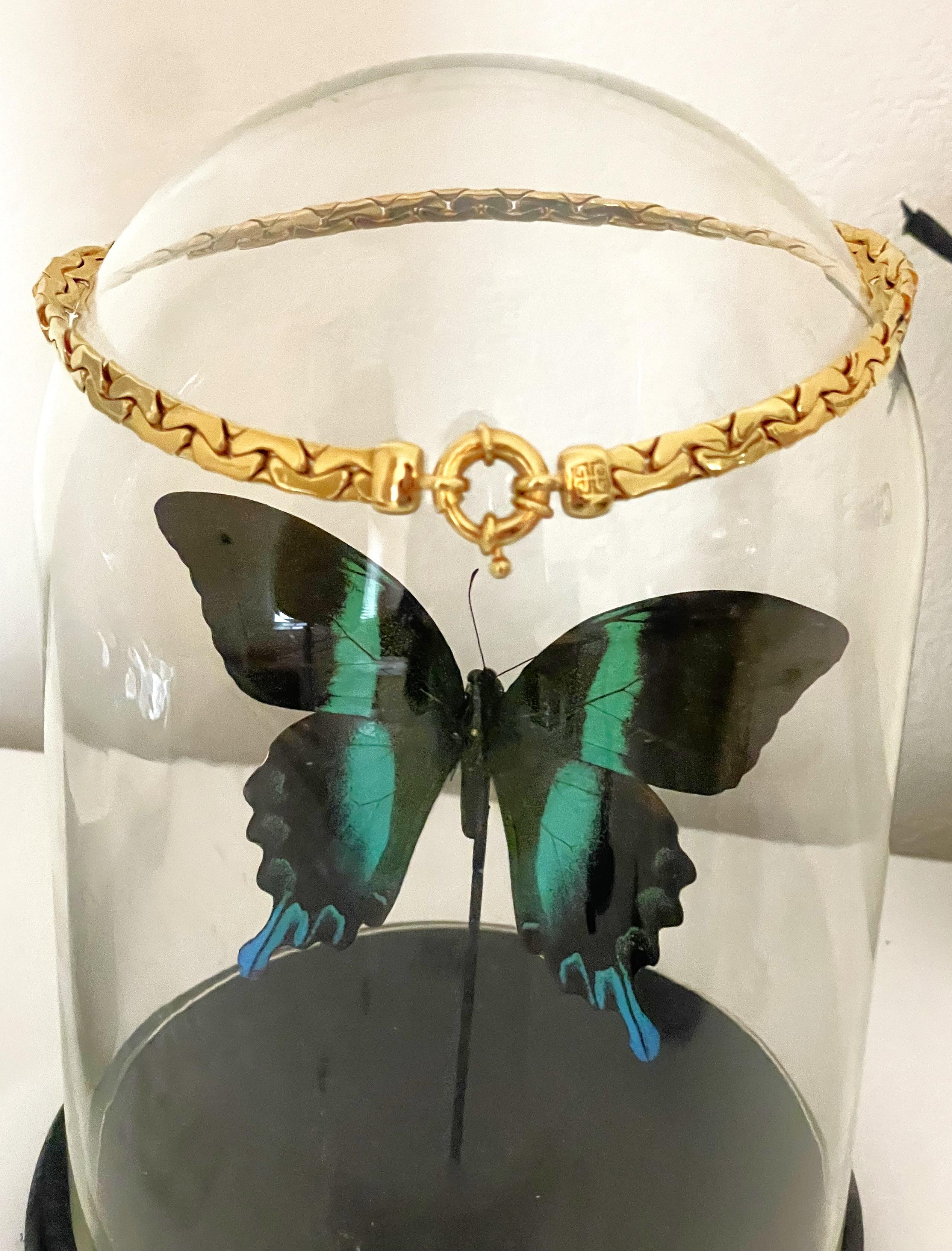 Le collier en chaîne de serpent tressé avec serrure en plaqué or de Givenchy est une véritable pièce d'apparat. Tout est dans les détails. Le plaquage or ajoute une touche de luxe, et le design de la chaîne serpent tressée lui confère une touche