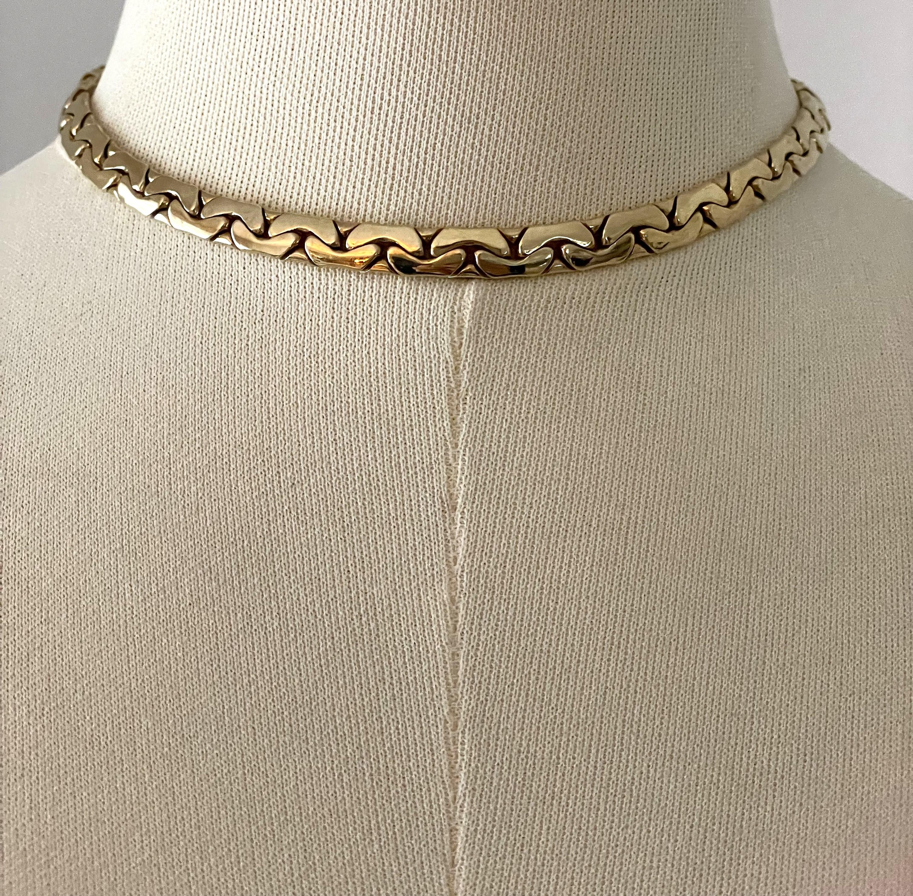 Givenchy, collier chaîne serpent tressé plaqué or avec serrure, années 90 Excellent état - En vente à 'S-HERTOGENBOSCH, NL