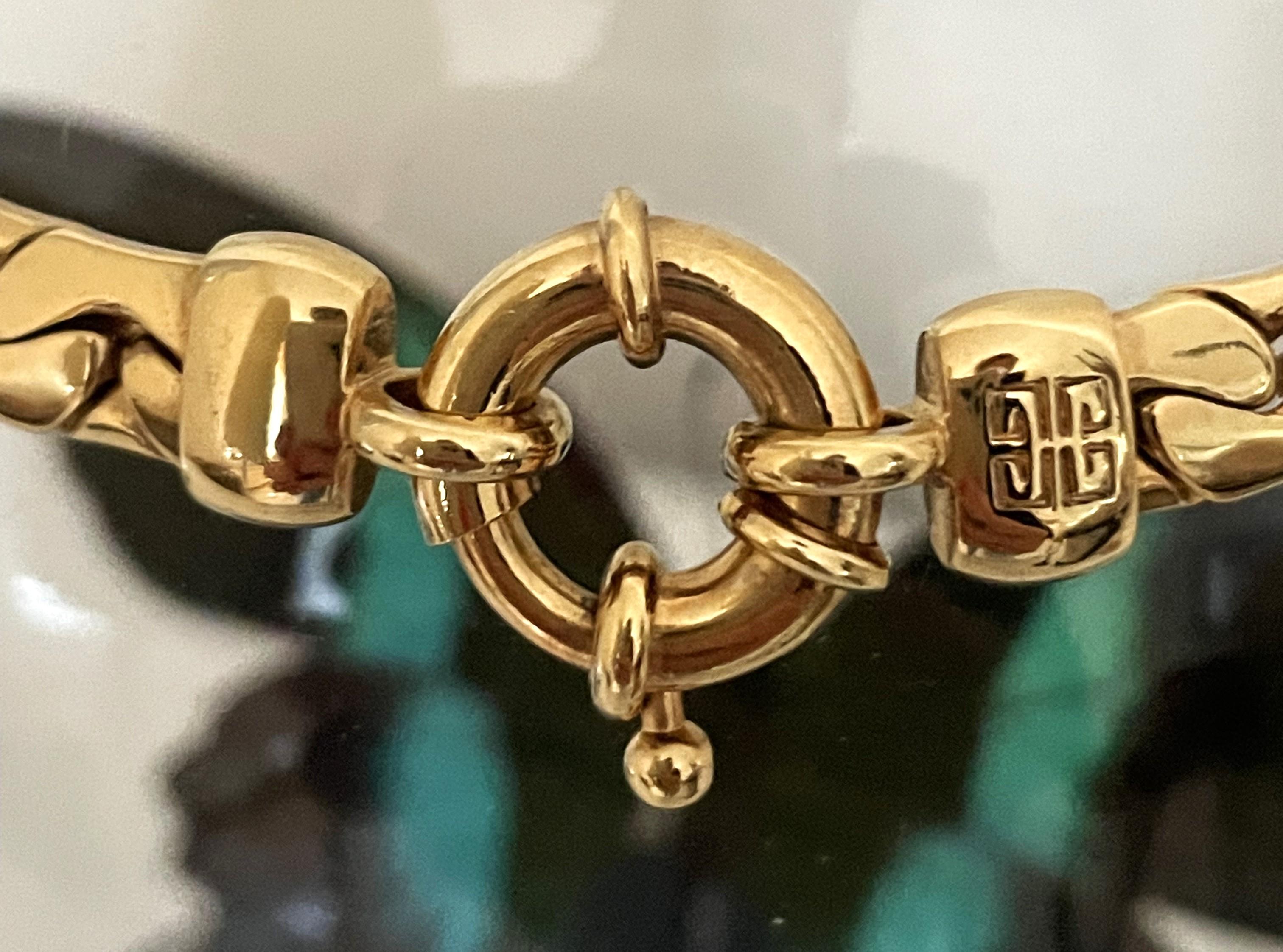 Givenchy, collier chaîne serpent tressé plaqué or avec serrure, années 90 Pour femmes en vente