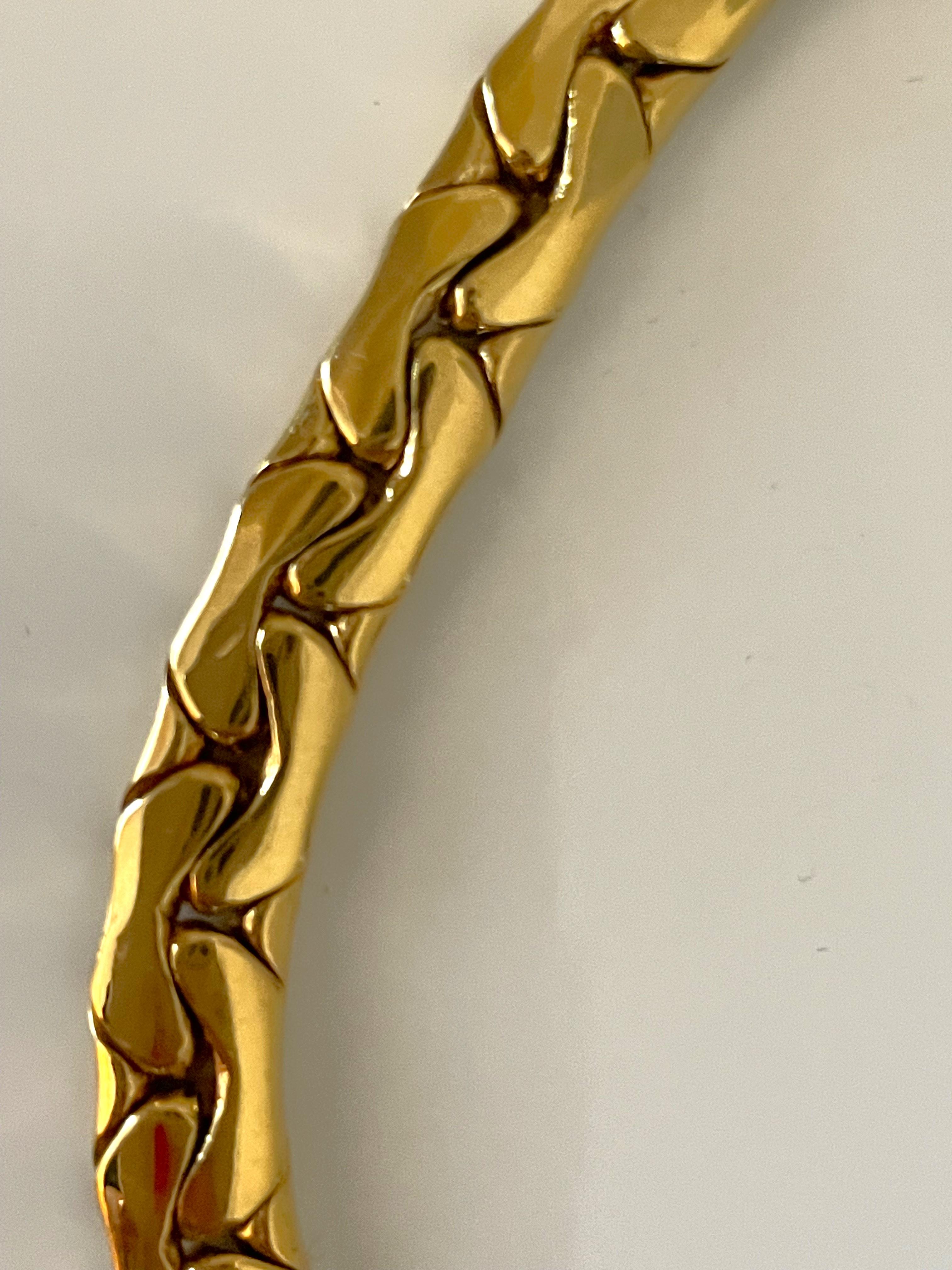 Givenchy, collier chaîne serpent tressé plaqué or avec serrure, années 90 en vente 1