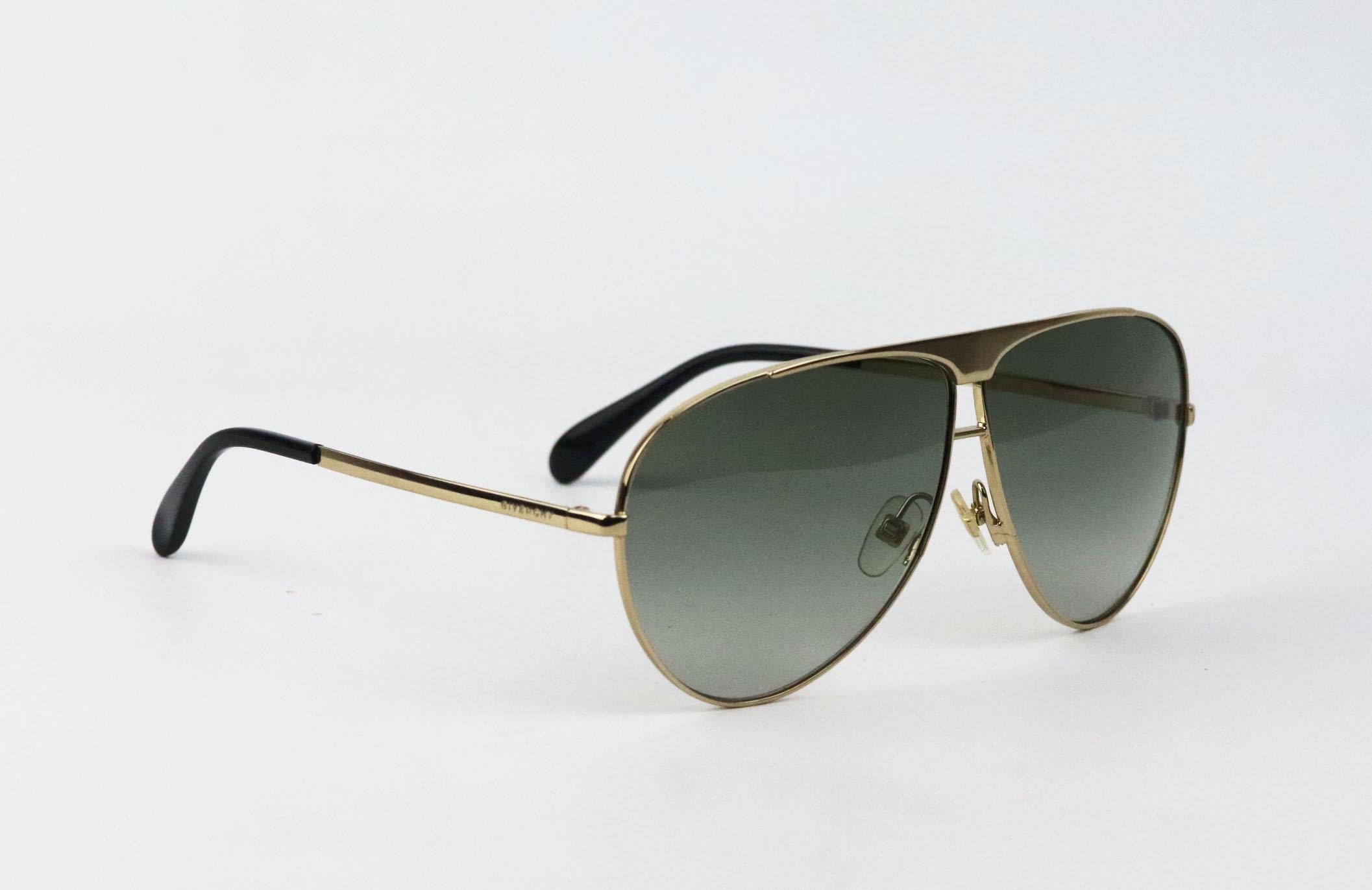 These sunglasses by Givenchy sunglasses are modelled on retro pairs, fitted with dark-black lenses, they've been made in Italy from gold-tone metal and feature the brand's logo at the temples.
Does not come with case.
Style code: GV7128/S.

Lens
