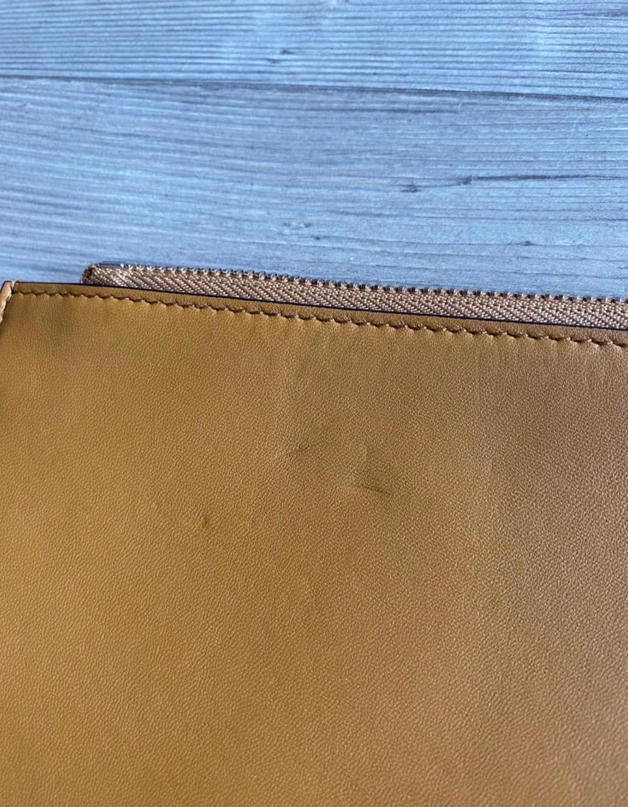 Givenchy clutch bag. in golden brown leather. measurements:
height 24 cm
length 35 cm
Never used but has some marks on the leather as shown in the photo. Very good general conditions.