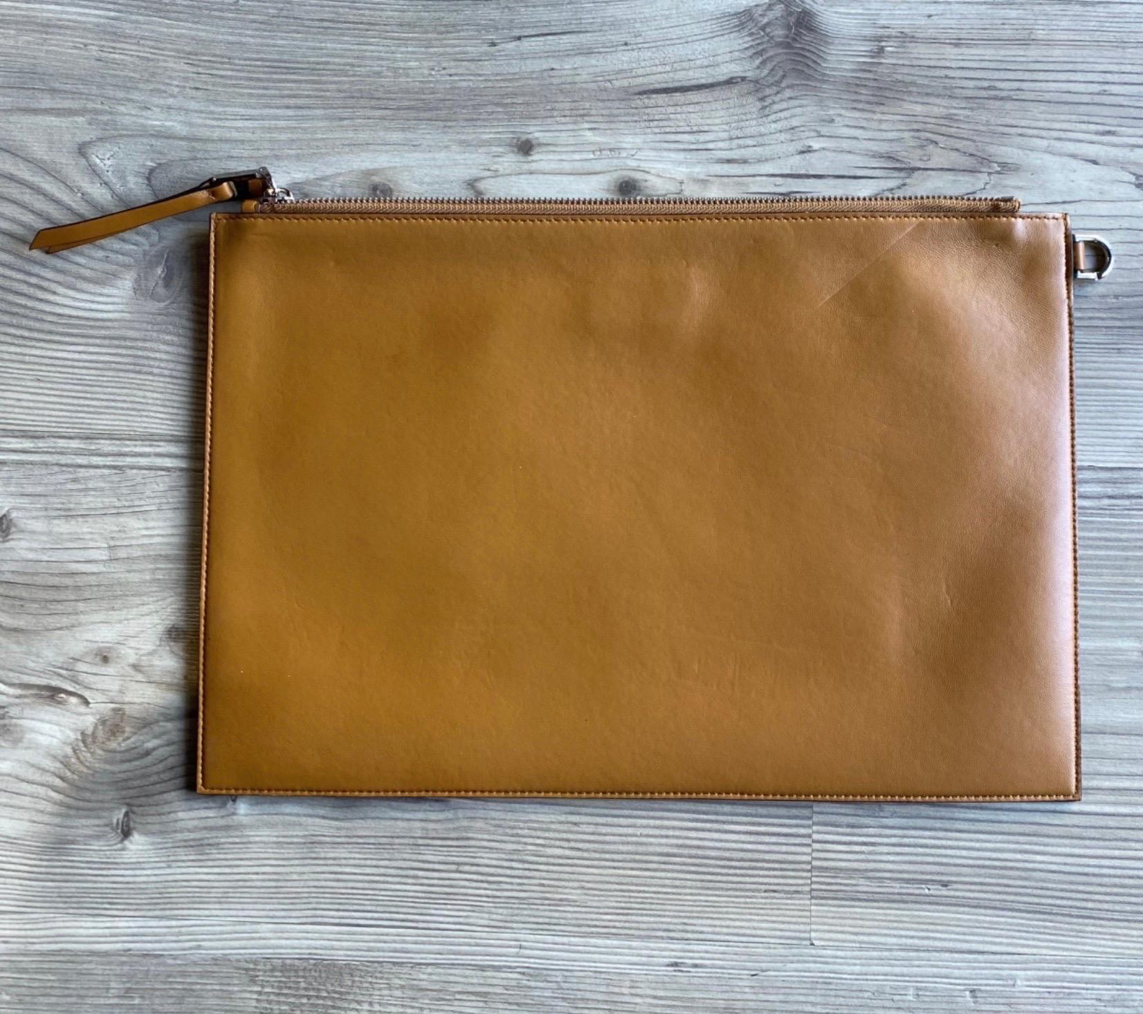 Givenchy golden brown leather Clutch Bag In Good Condition For Sale In Carnate, IT