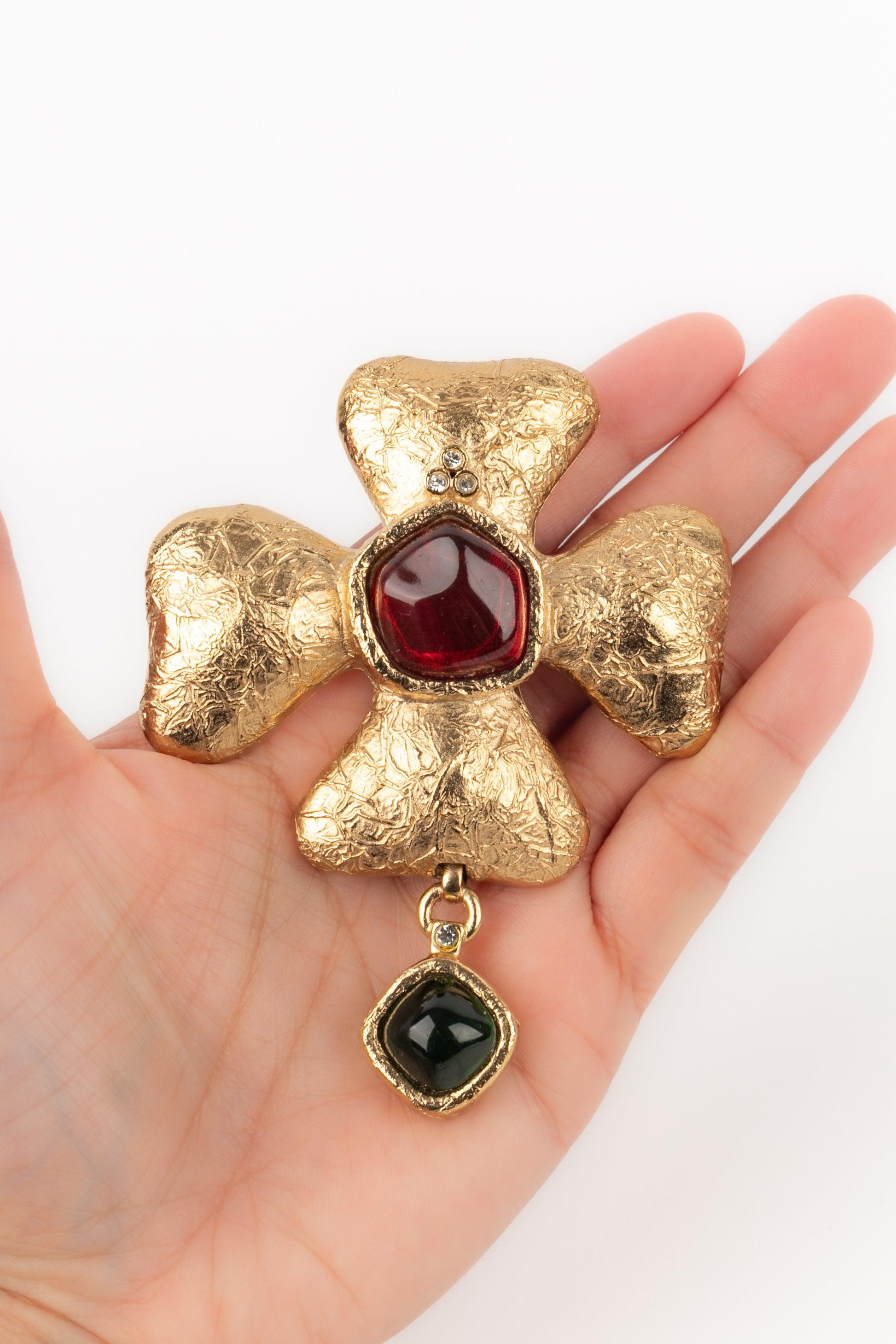 Givenchy - Goldene Metallbrosche mit Harz-Cabochons.

Zusätzliche Informationen:
Zustand: Sehr guter Zustand
Abmessungen: Höhe: 9 cm - Breite: 7 cm

Referenz des Sellers: BR194