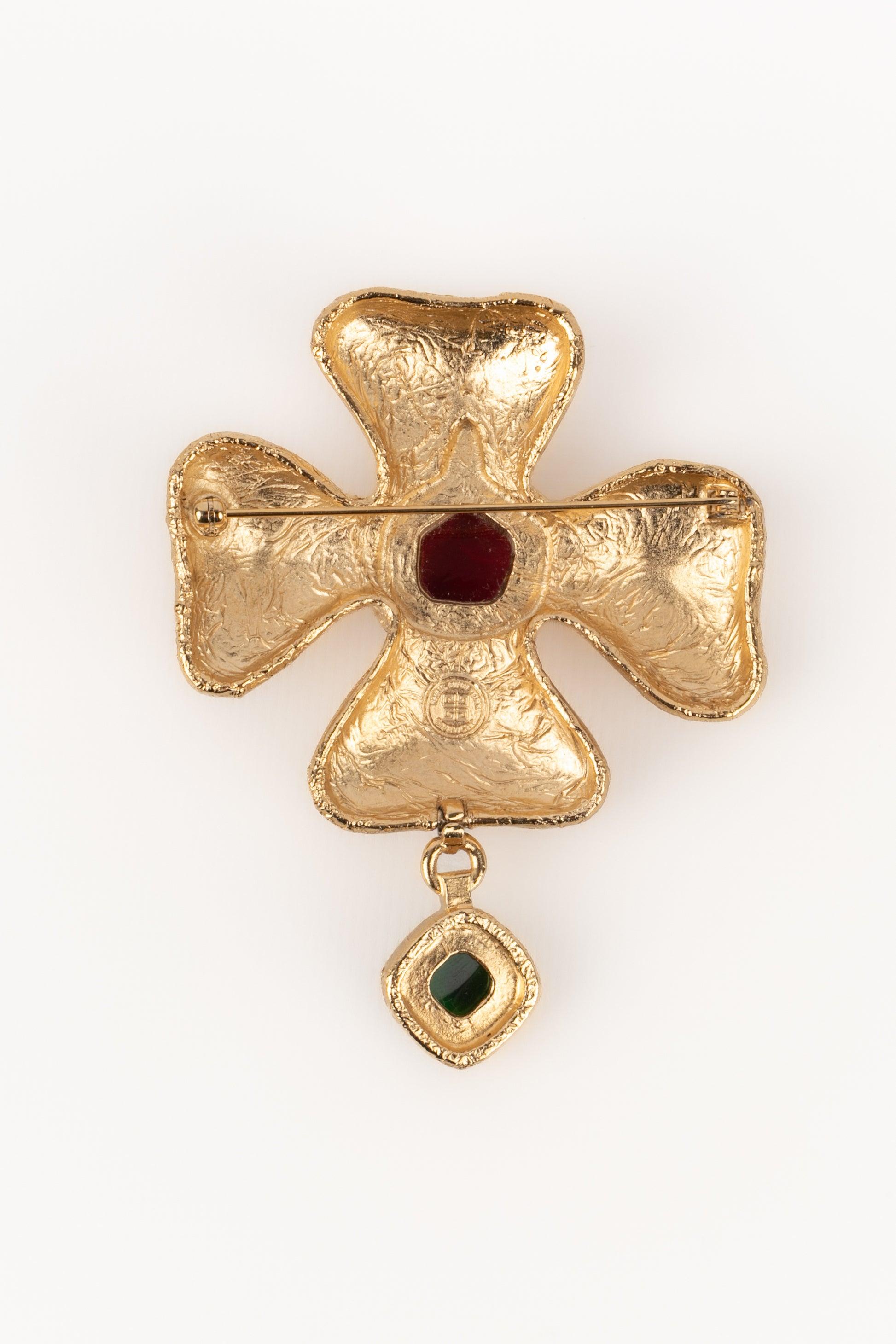 Givenchy Goldene Metallbrosche aus Metall mit Harz-Cabochons im Zustand „Hervorragend“ im Angebot in SAINT-OUEN-SUR-SEINE, FR