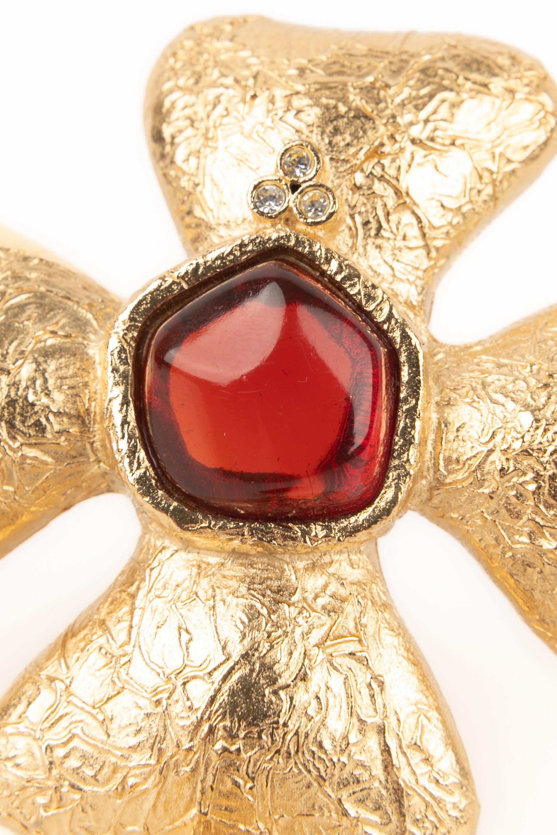 Givenchy Goldene Metallbrosche aus Metall mit Harz-Cabochons im Angebot 1