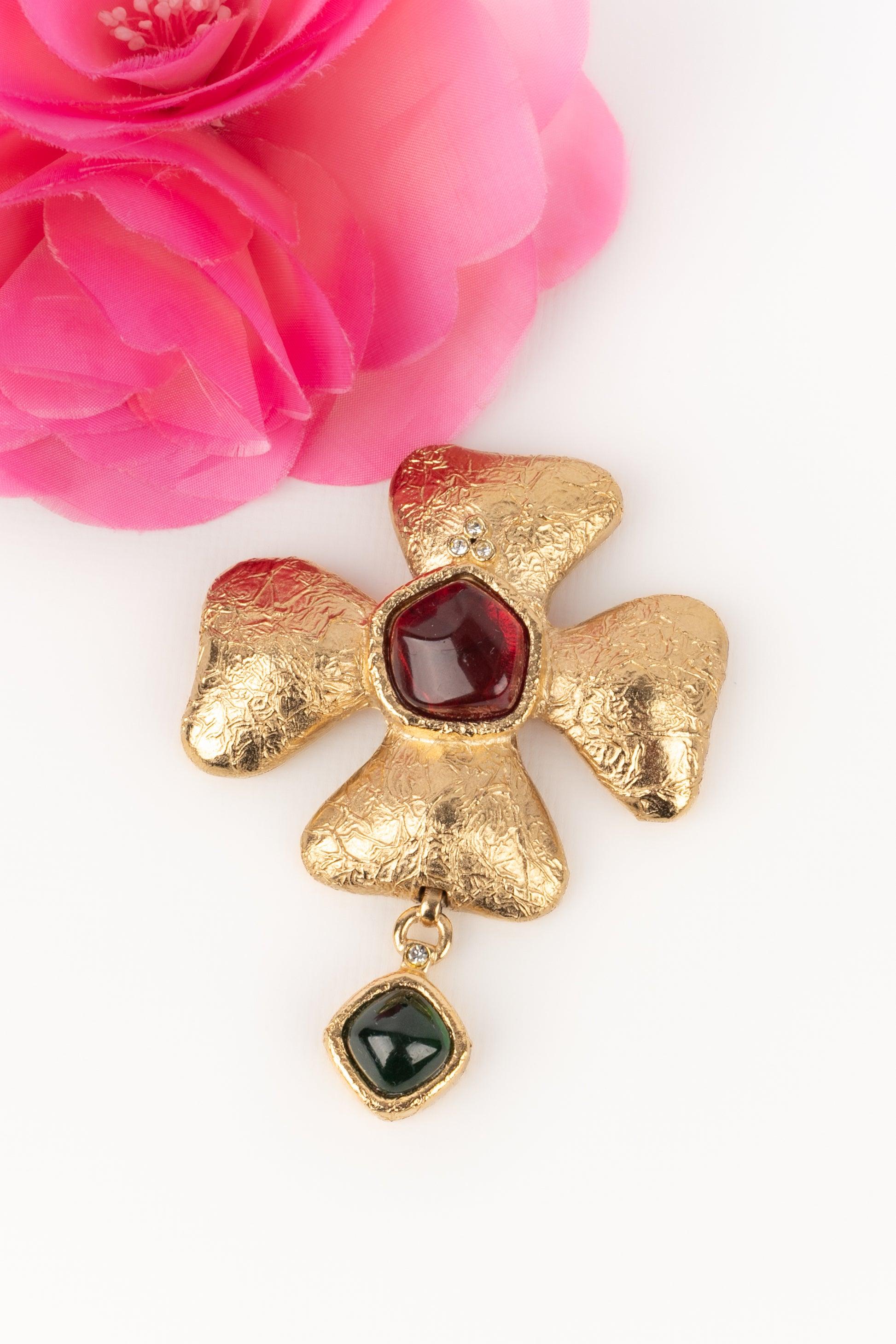 Givenchy Goldene Metallbrosche aus Metall mit Harz-Cabochons im Angebot 3