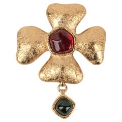Givenchy Broche en métal doré avec cabochons en résine
