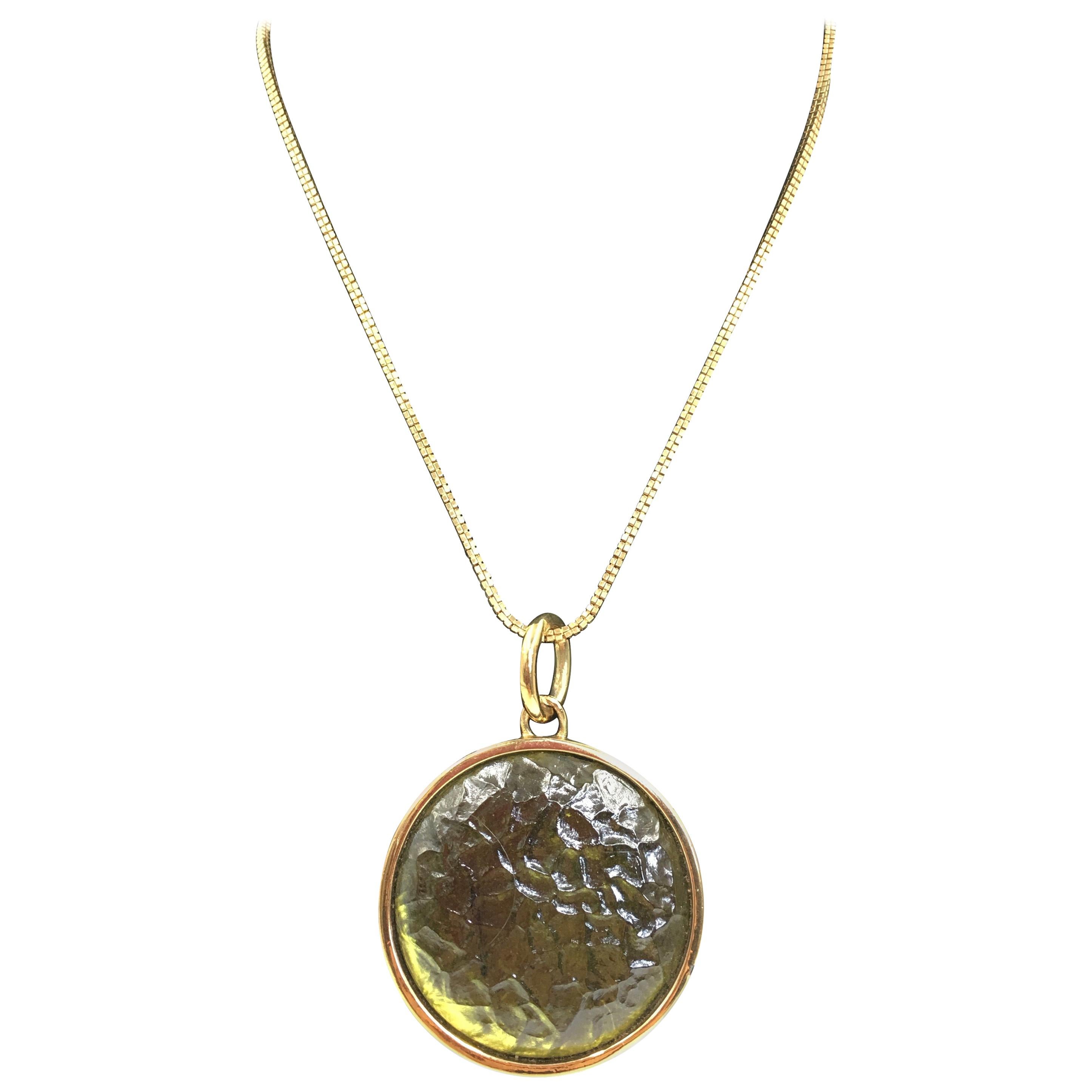 Colgante de vidrio artístico verde de Givenchy con cadena de caja Monet