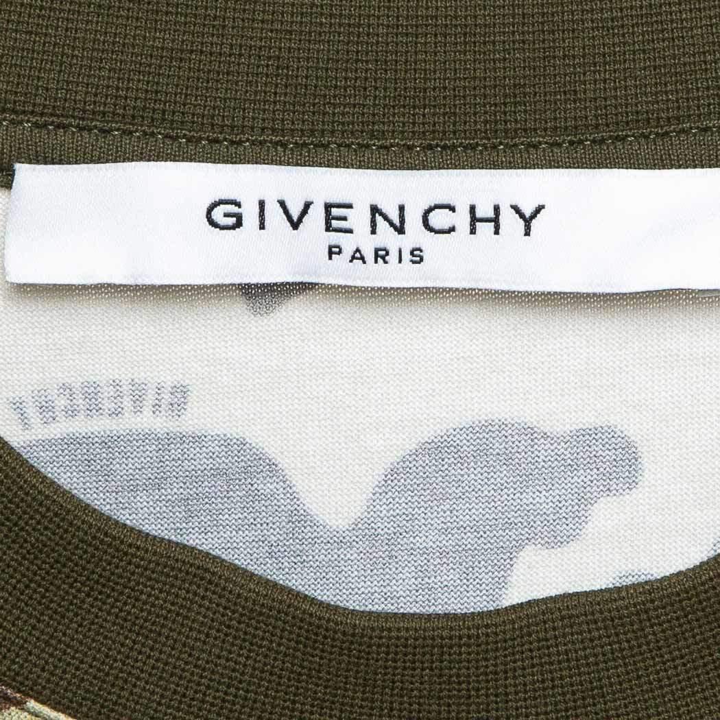 Givenchy Green Camouflage Print Leather Applique Jersey T-Shirt XS In Excellent Condition For Sale In Dubai, Al Qouz 2