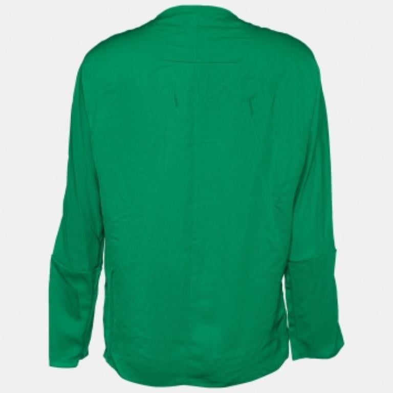 Gewinnen Sie bewundernde Blicke, wenn Sie mit dieser Givenchy Bluse in einem wunderschönen Grünton aus dem Haus gehen. Es ist aus edlen MATERIALEN gefertigt und zeigt eine fabelhaft drapierte Front. Es ist mit langen Ärmeln ausgestattet und sieht