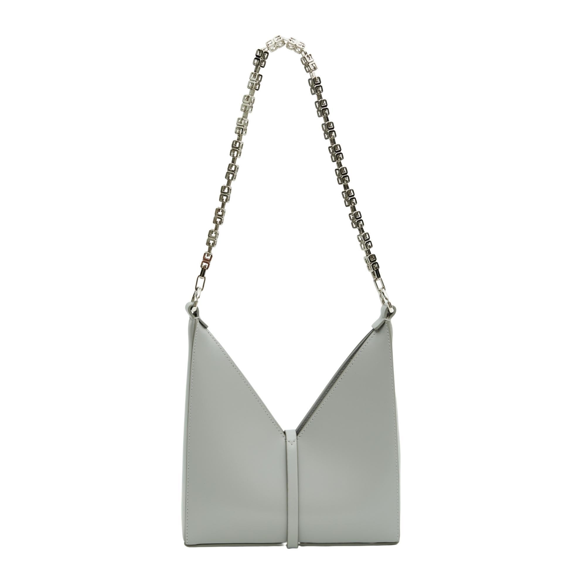 Questa borsa Givenchy è realizzata in pelle di agnello smerigliata di colore grigio e presenta una tracolla fissa a catena, una tracolla in pelle staccabile e regolabile, una chiusura a pressione magnetica e finiture in tonalità