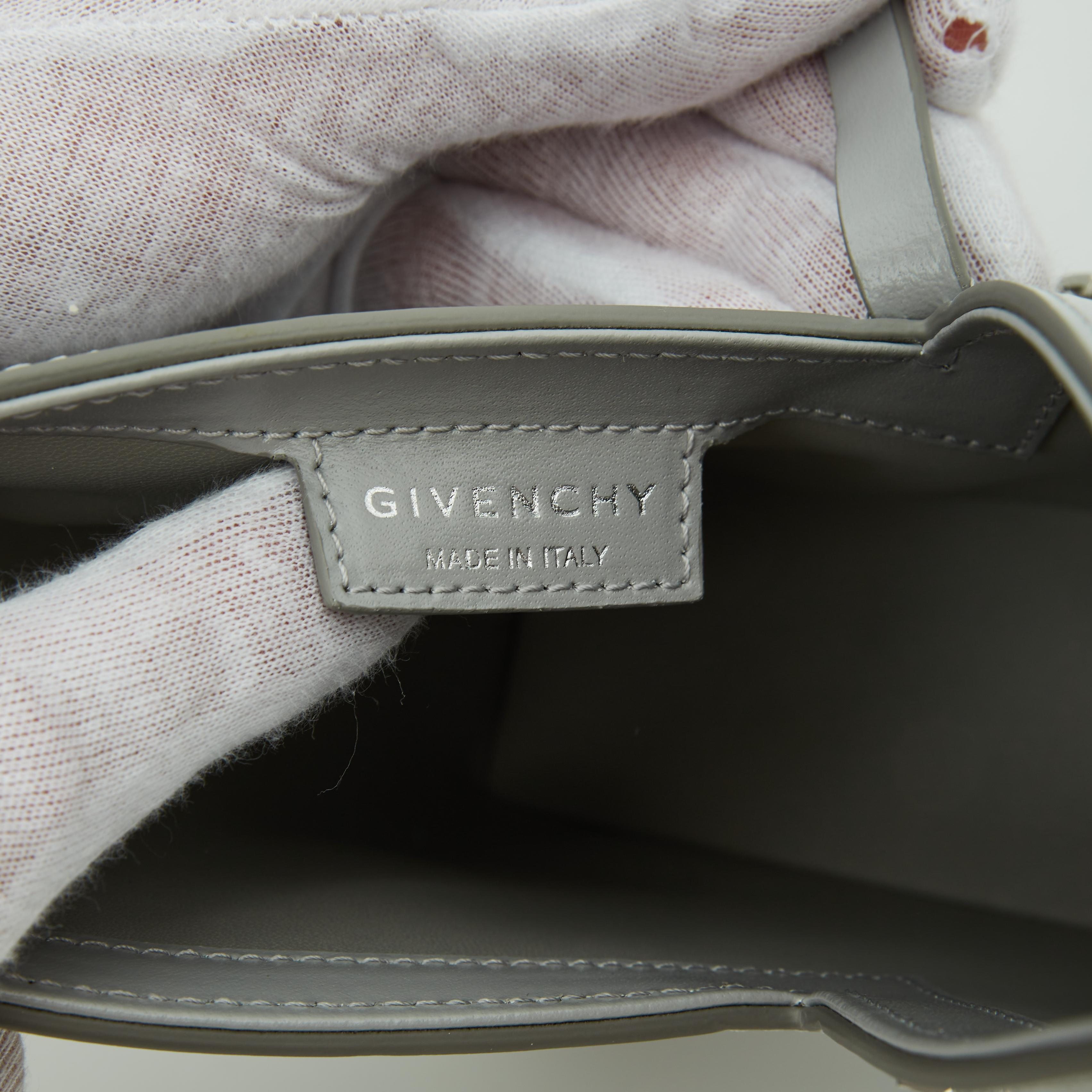 Givenchy mini sac porté épaule découpé en cuir d'agneau gris en vente 3