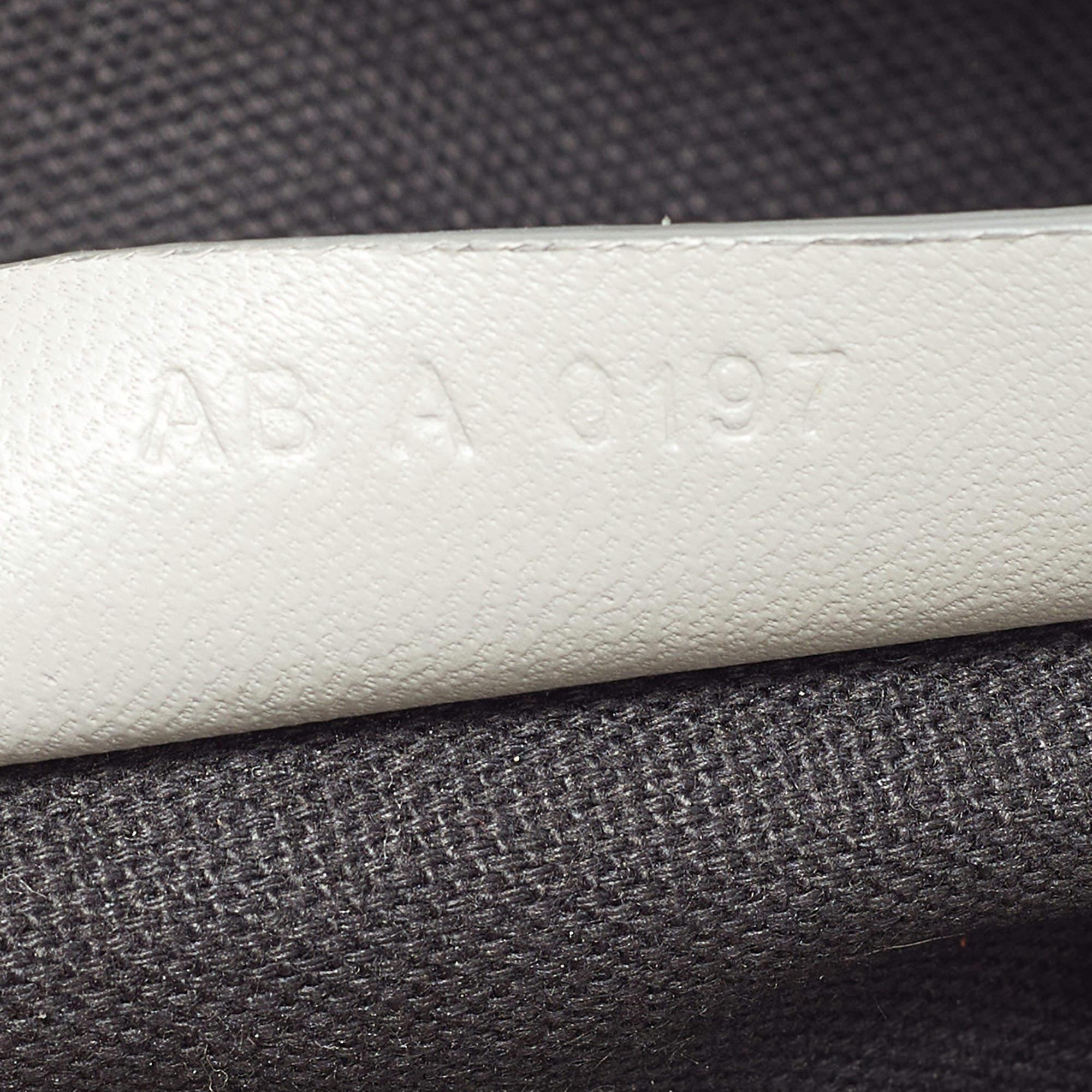 Doté d'un design unique et intéressant, ce sac à bandoulière Pandora de Givenchy, qui arbore une teinte grise, est à la fois élégant et fonctionnel. Confectionné en cuir, ce sac est doté d'une fermeture zippée qui s'ouvre sur un intérieur doublé de