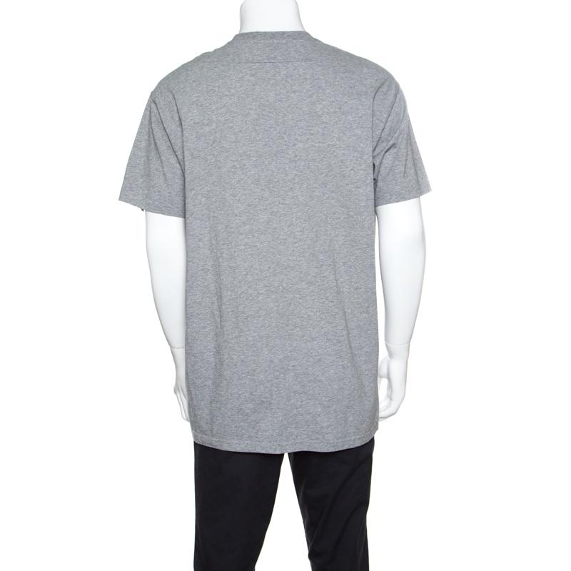 Style and comfort go hand in hand with this grey T-shirt from Givenchy. It is made of 100% cotton and features a simple structured silhouettte. It flaunts a photo printed on the front, a crew neck and short sleeves. Pair it with slim fit jeans and