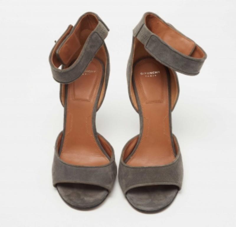 Givenchy Grey Suede Shark Tooth Lock Ankle Strap Sandals Size 37.5 In Good Condition For Sale In Dubai, Al Qouz 2