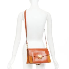 Borsa a tracolla strutturata Givenchy GV3 in pelle scamosciata marrone chiaro con chiusura a fibbia