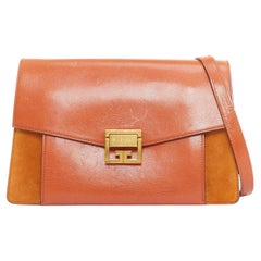 Borsa a tracolla strutturata Givenchy GV3 in pelle scamosciata marrone chiaro con chiusura a fibbia