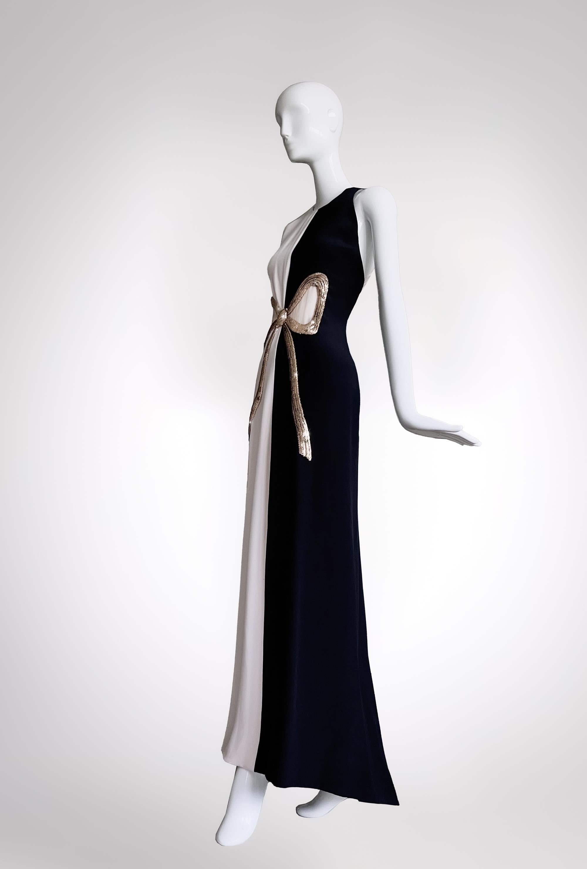 Bata GIVENCHY HAUTE COUTURE 1995, pieza de archivo numerada

Este impresionante vestido de noche es un testimonio de elegancia atemporal impregnada de sensibilidad moderna. El vestido presenta un llamativo diseño bicolor en blanco y negro que
