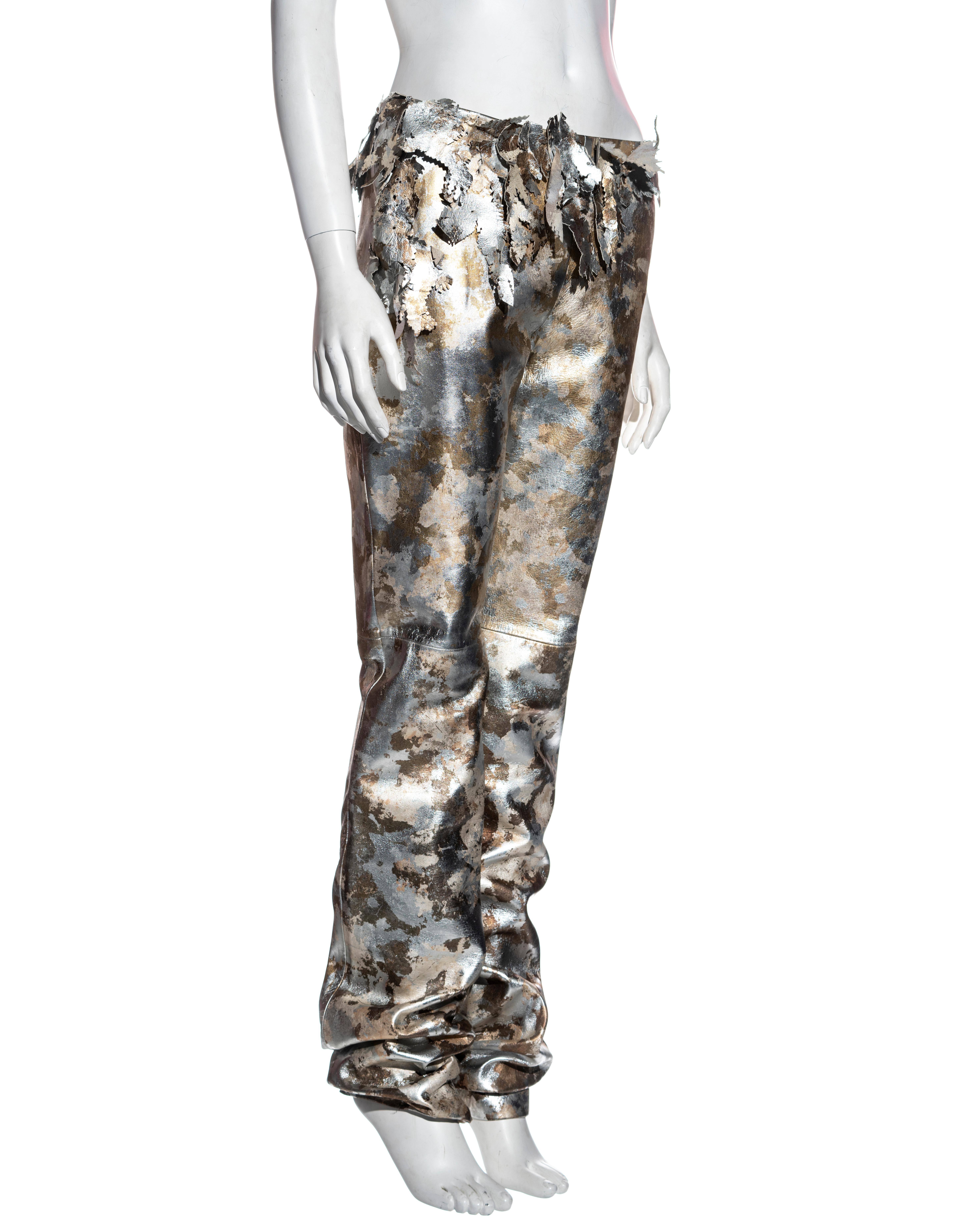 Gris Pantalon en cuir métallique Givenchy Haute Couture par Alexander McQueen, A/H 2000 en vente