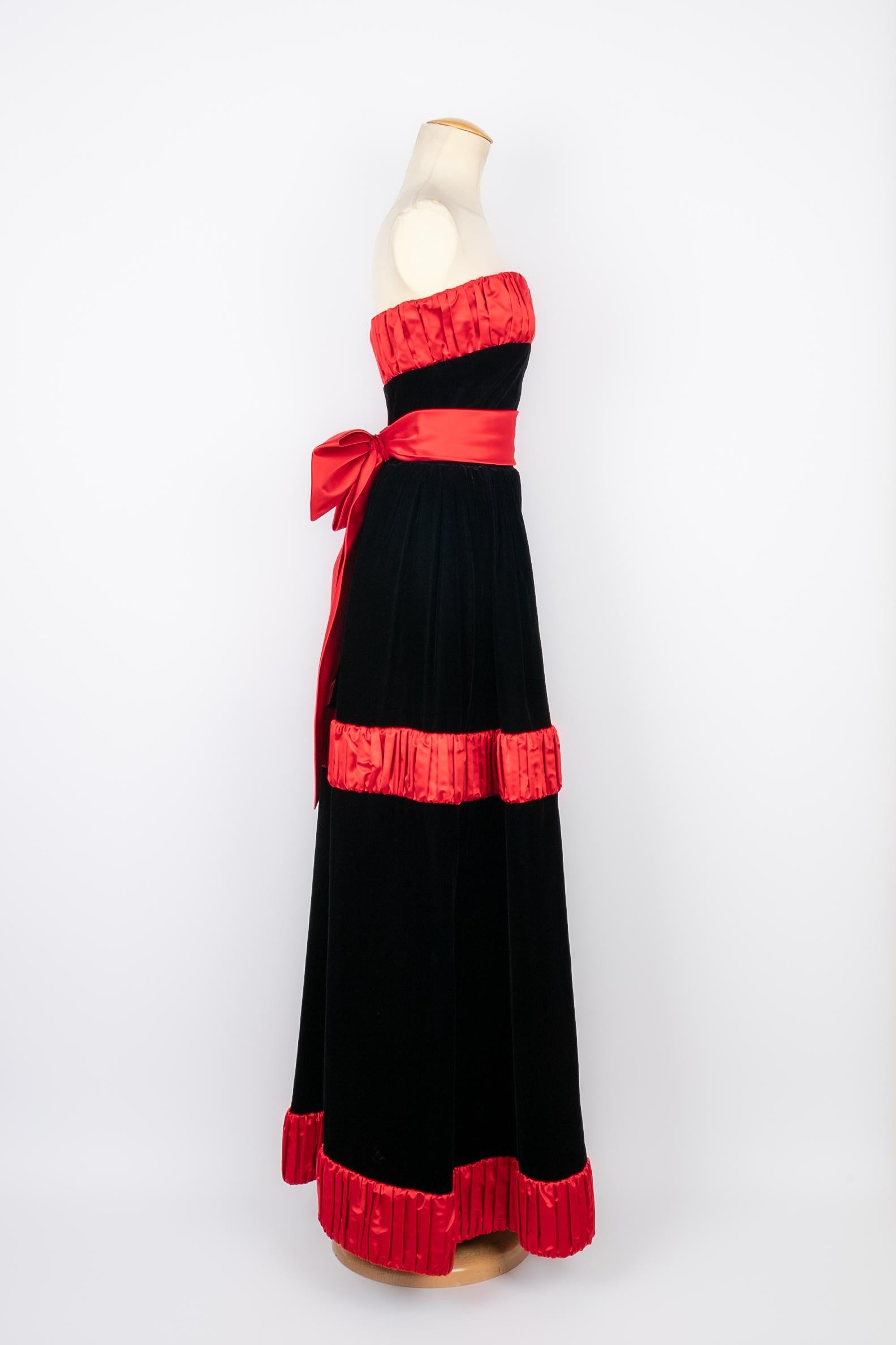 GIVENCHY HAUTE COUTURE - (Made in France) Red silk and black velvet bustier dress. No size indicated, it fits a 34FR/36FR.

Condition:
Very good condition

Dimensions:
Chest: 43 cm - Waist: 32 cm - Hips: 38 cm - Length: 133 cm

VR29