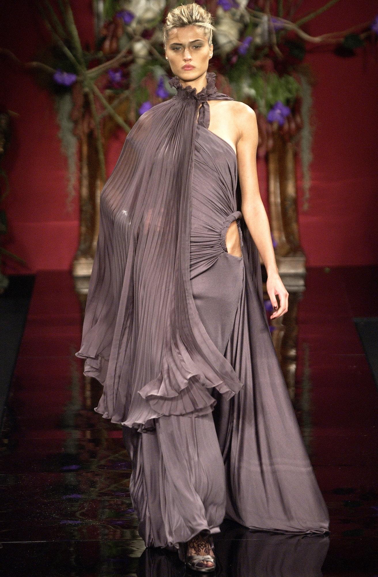 Noir Givenchy - Robe de soirée haute couture en soie mauve avec cape, automne-hiver 2003 en vente