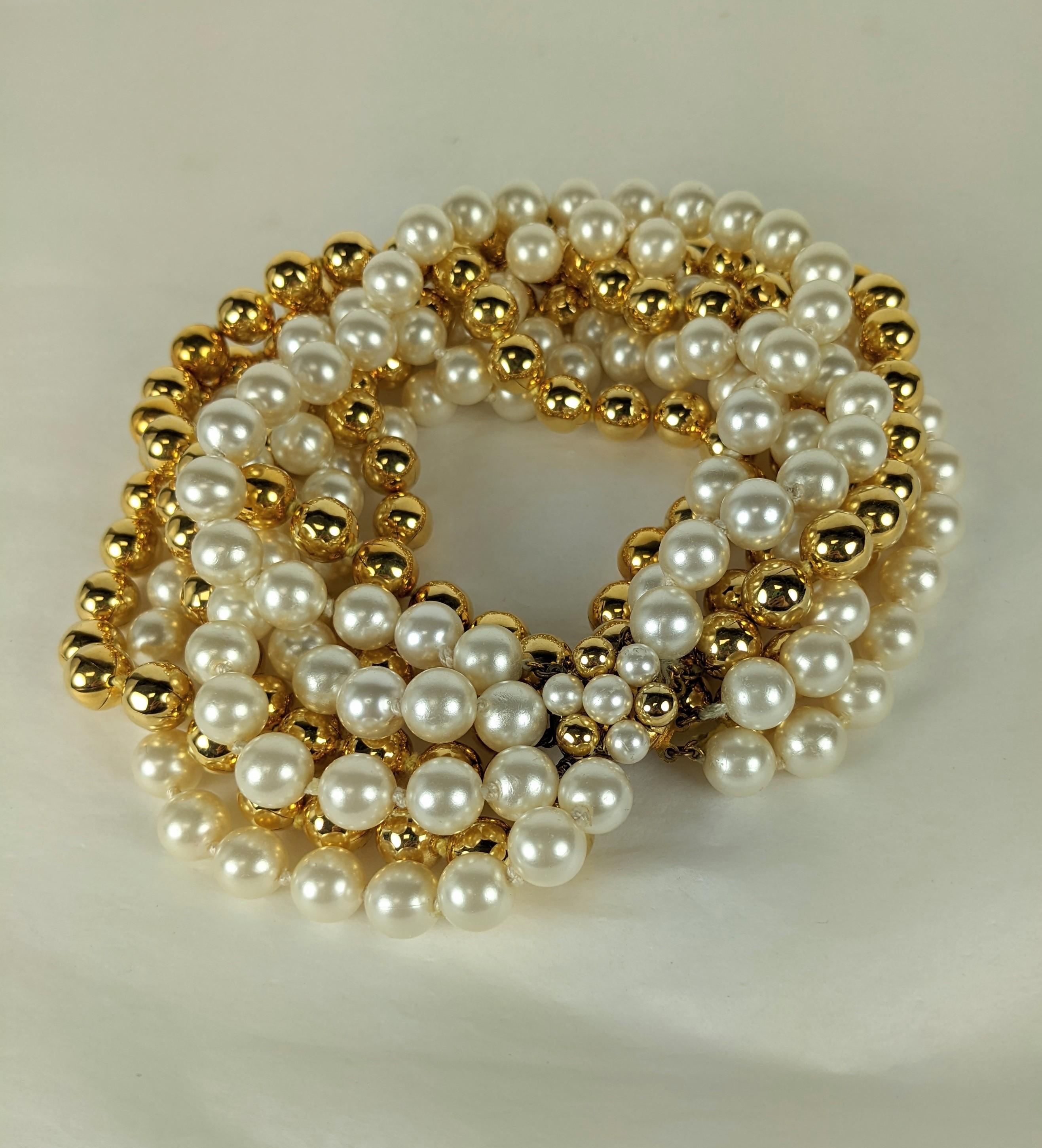 Givenchy Bunny Mellon Haute Couture Halskette mit mehreren Perlen und loser Torsade. Aus Perlmutt-Harz-Perlen und goldenen Perlen, die hoch auf dem Hals ruht, um mit der Strenge eines einfachen Kleides oder Pullovers im typischen Stil der 50er Jahre