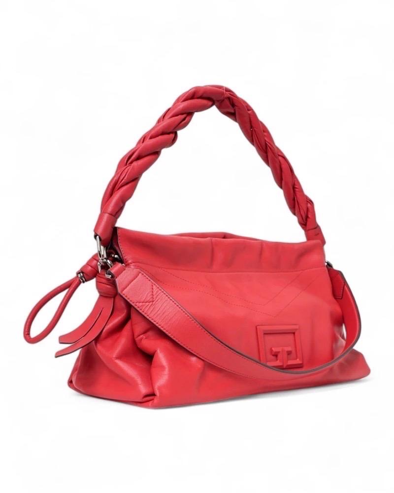 Borsa firmata Givenchy, modello ID93 Puffer, misura Large. Realizzata in pelle nella colorazione rossa con hardware argento. Mit doppeltem Reißverschluss, innen in beigefarbenem Fell, mit einer bequemen Mitteltasche mit Reißverschluss, sehr bequem.