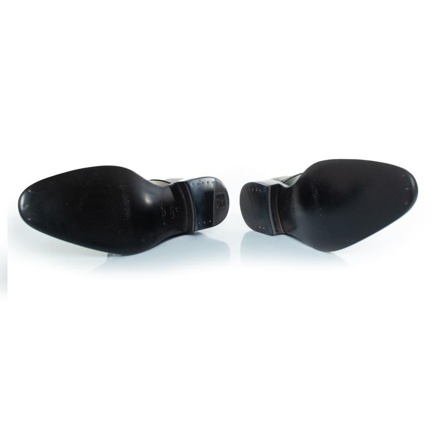 Givenchy, Derby de piel iridiscente. El artículo está en muy buen estado.

ESTADO: muy buen estado

TAMAÑO: 45

MEDIDAS DE LA PLANTILLA: 40.5 cm

MEDIDAS DEL TACÓN: 3 cm PLATAFORMA: 1 cm

MATERIAL: charol

COLOR: negro
