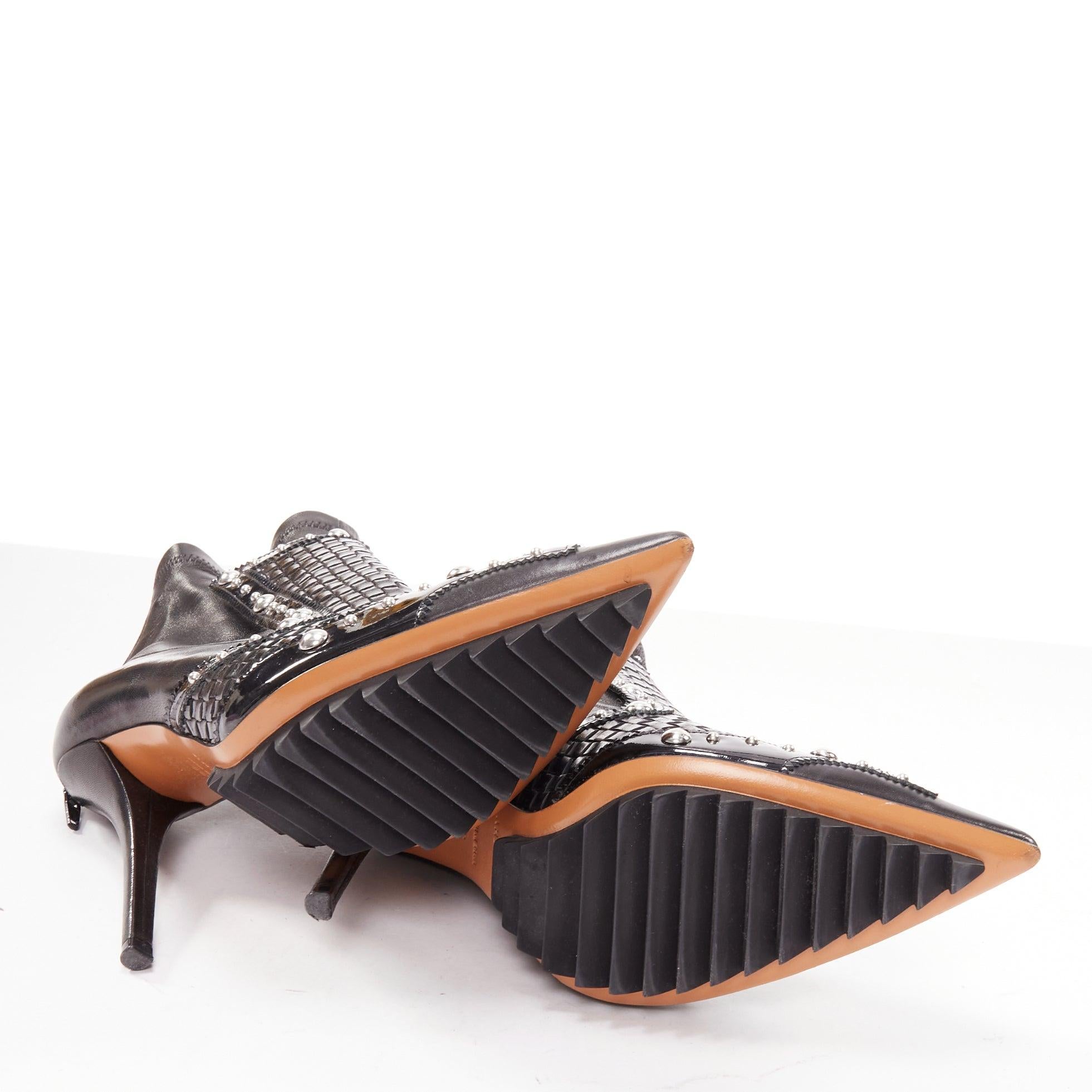 GIVENCHY Bottines pointues Iron Line en cuir basketweave à clous argentés EU38 en vente 6