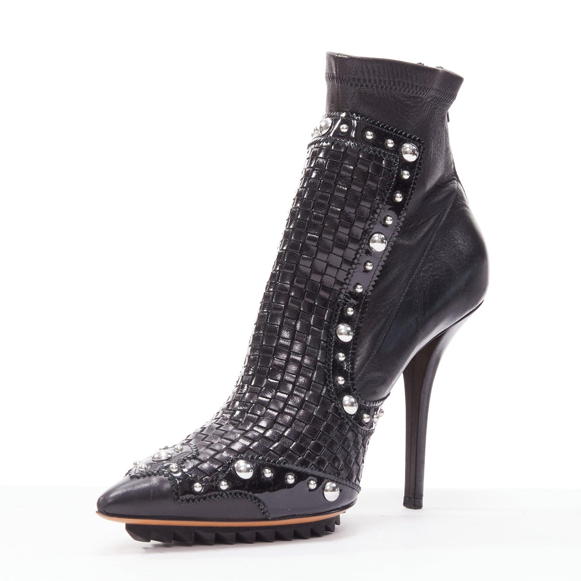 GIVENCHY Bottines pointues Iron Line en cuir basketweave à clous argentés EU38 Bon état - En vente à Hong Kong, NT