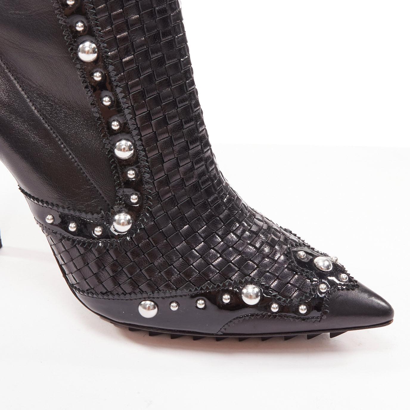 GIVENCHY Bottines pointues Iron Line en cuir basketweave à clous argentés EU38 en vente 2