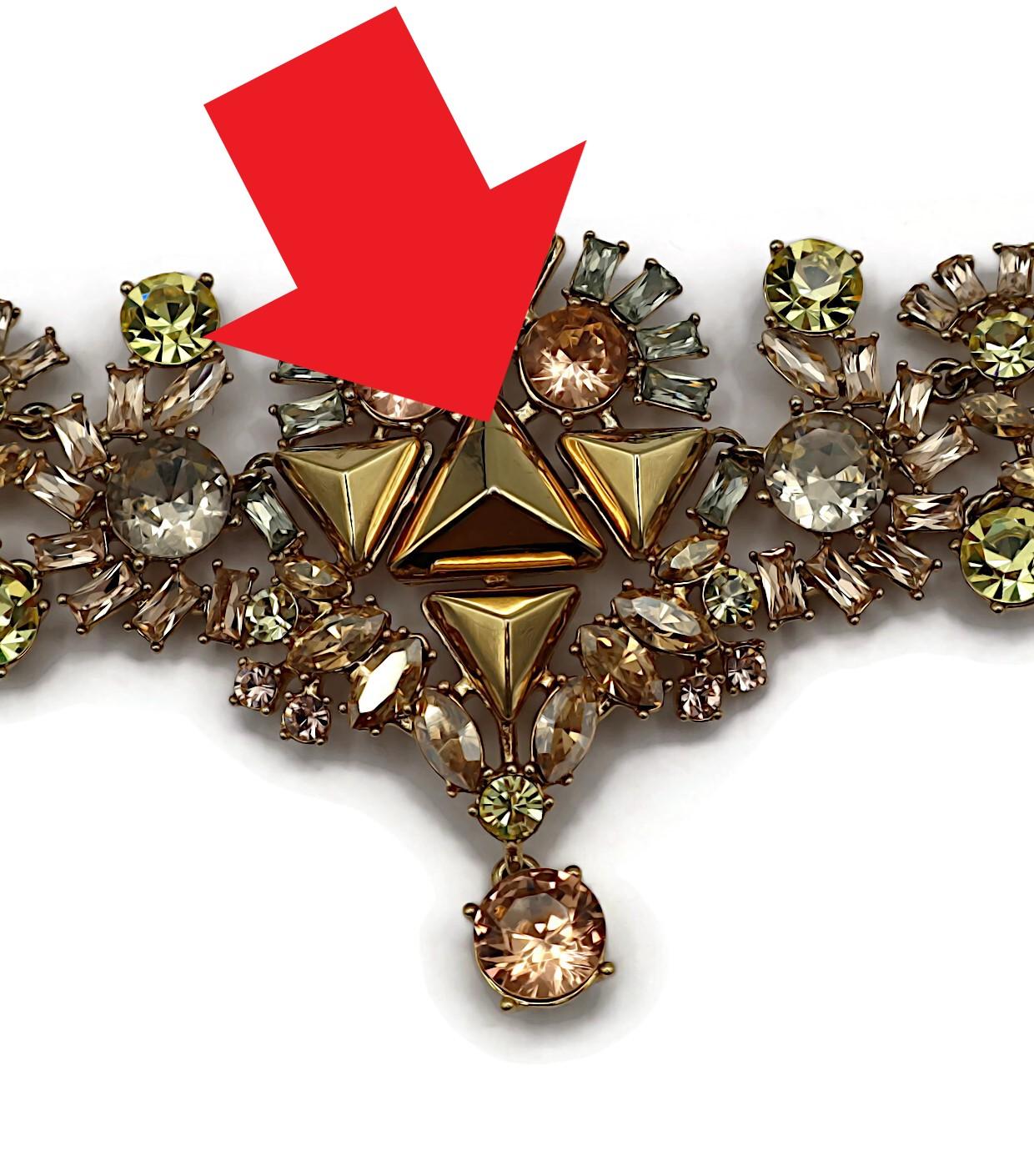 GIVENCHY - Collier en or orné de bijoux en vente 10