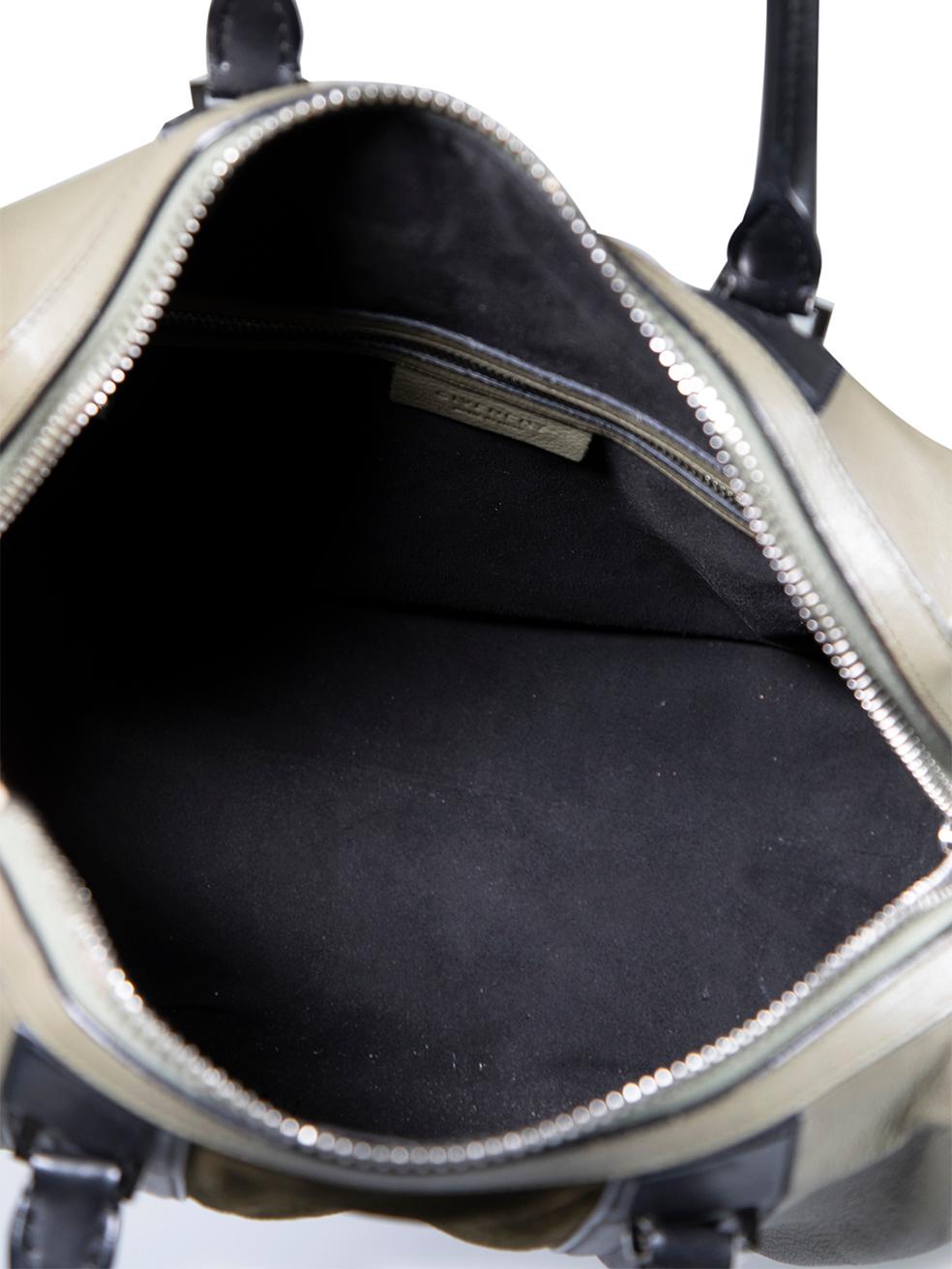 Givenchy sac porté épaule Lucrezia en cuir kaki, taille moyenne en vente 1