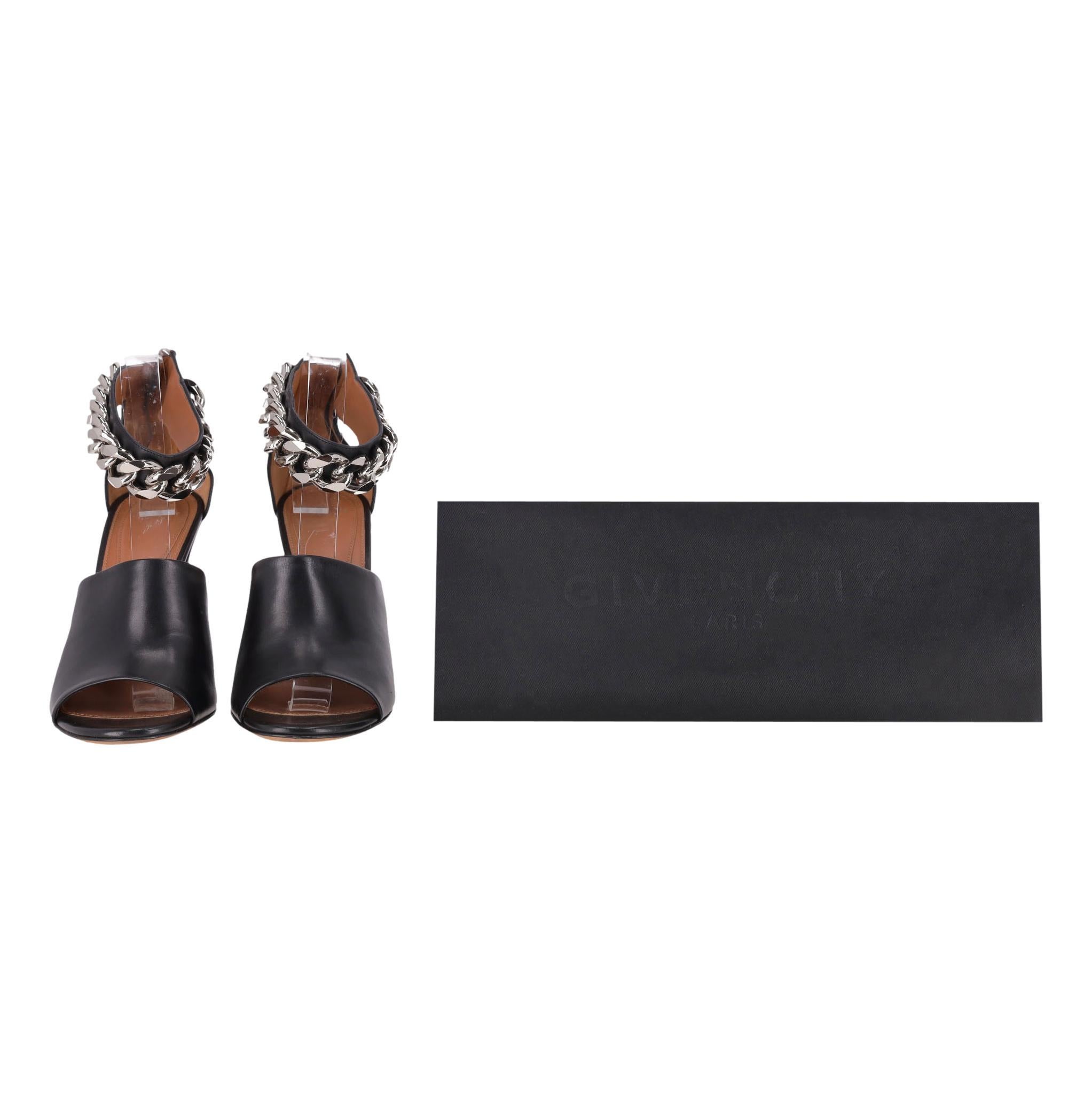 Givenchy Lambskin Sandals With A Chain Detail

Black leather sandals adorned with a silver, chunky chain detail to the ankle strap.

Featuring wide vamp strap and a high block heel.

Rrp Approx. £740

Size – 39.5

Condition – Very Good

Composition