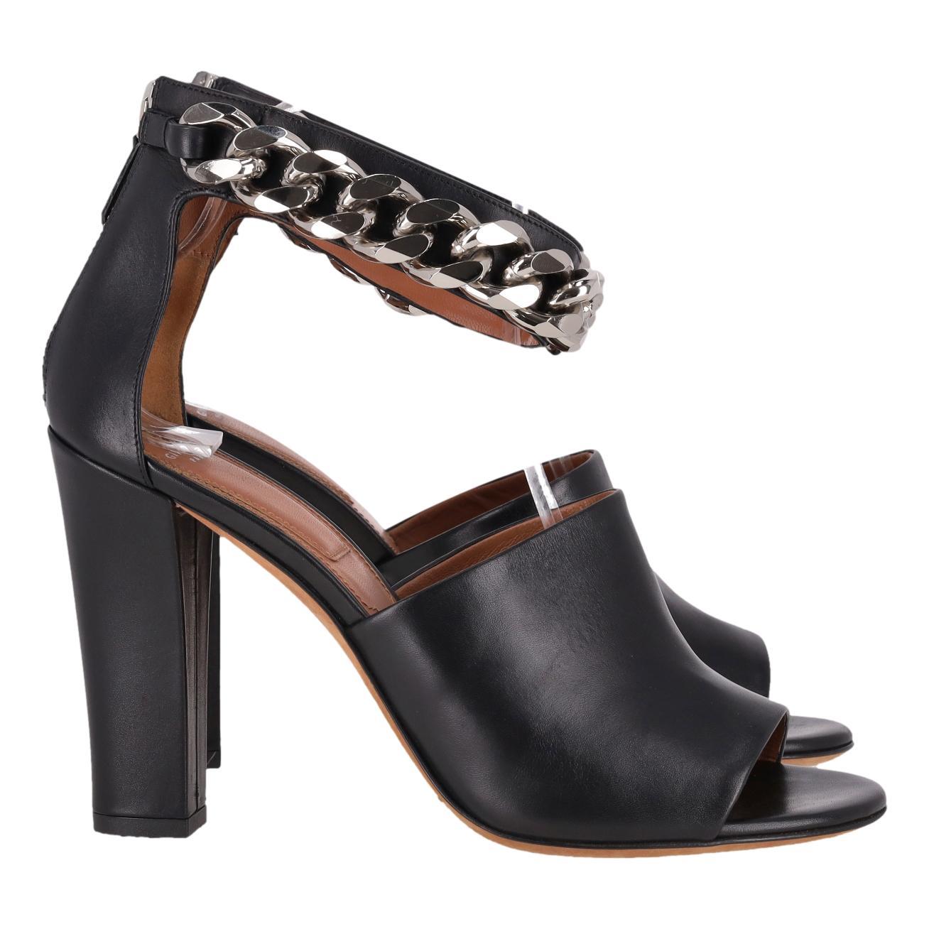 Givenchy Lambskin Sandals With A Chain Detail In Excellent Condition For Sale In London, GB