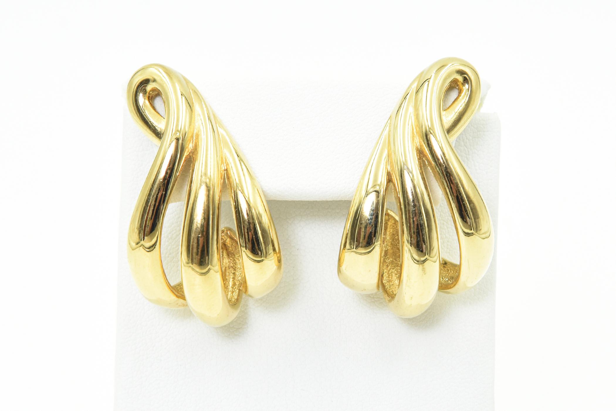 Dramatische, goldfarbene Givenchy-Ohrringe in Form eines geschwollenen Wirbels, die mit einem Ohrstecker versehen sind.  Sie werden mit durchsichtigen Scheiben geliefert - die ursprünglichen Rückseiten fehlen.  Gestempelt Givenchy