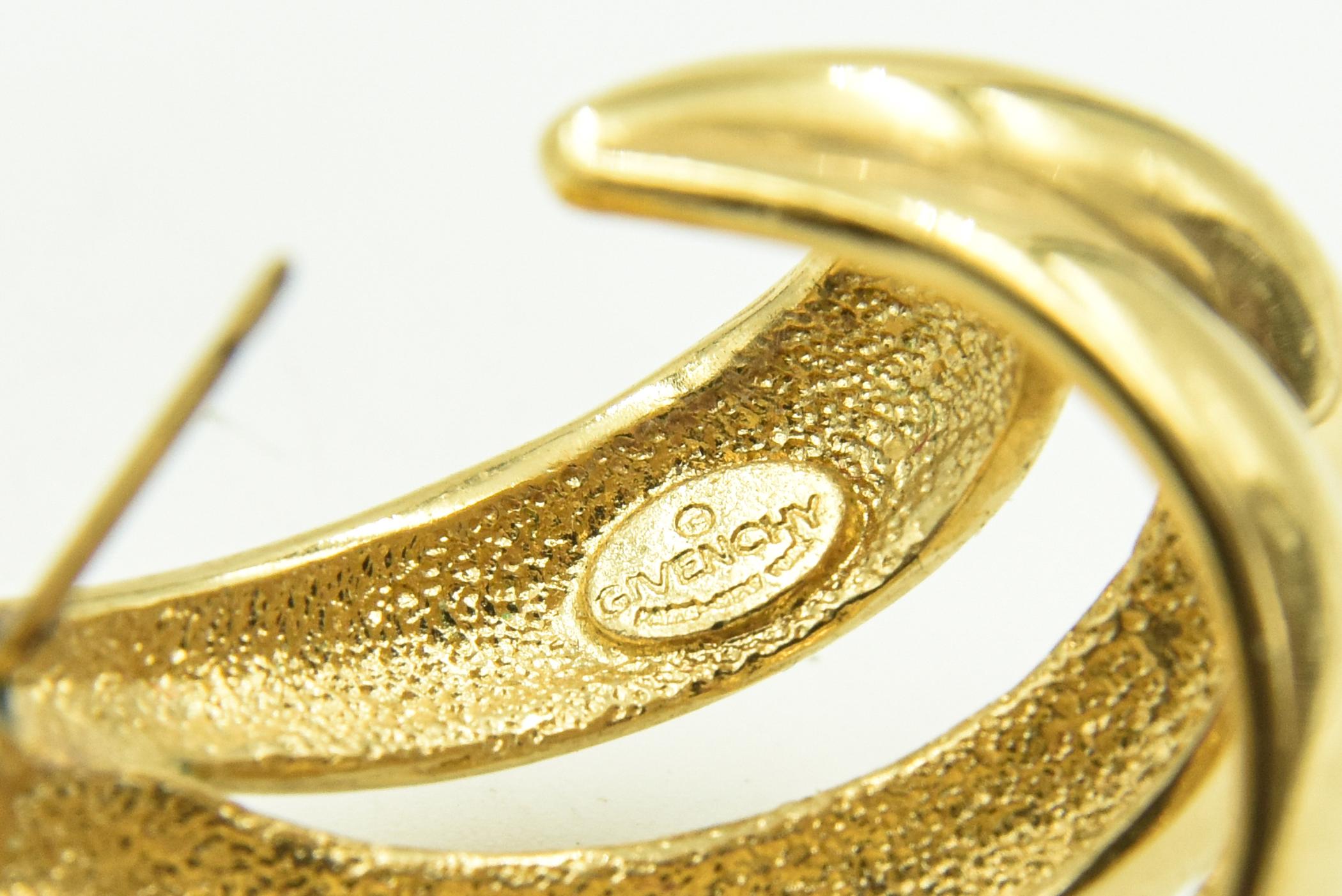 Große goldfarbene stilisierte Creolen mit offenem Wirbelband von Givenchy im Angebot 4